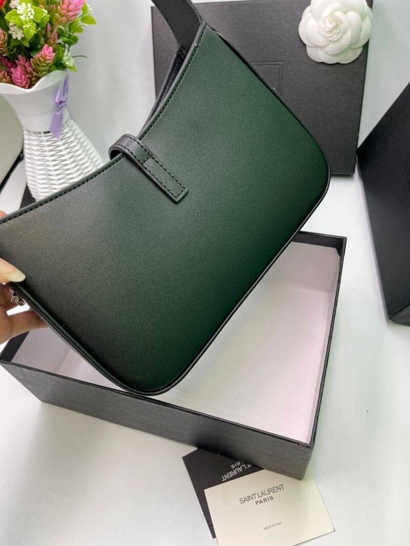3สี VIP GIFT 】หนังแท้ Saint Laurent Le 5 à 7 Leather Hobo Bag รุ่นยอดนิยม รุ่นหายาก รุ่นที่สาวๆตามหา ใบนี้เลย!! สวยหรู กระเป๋าสะพายไหล่ ดีไซน์อยู่ทรง คลาสสิคแฝงความหรูด้วยโลโก้สีทองอร่ามโดดเด่น วัสดุหนังเรียบ สาวๆที่รออยู่ต้องรีบจัด รีบมีเป็นของตัวเองกันน