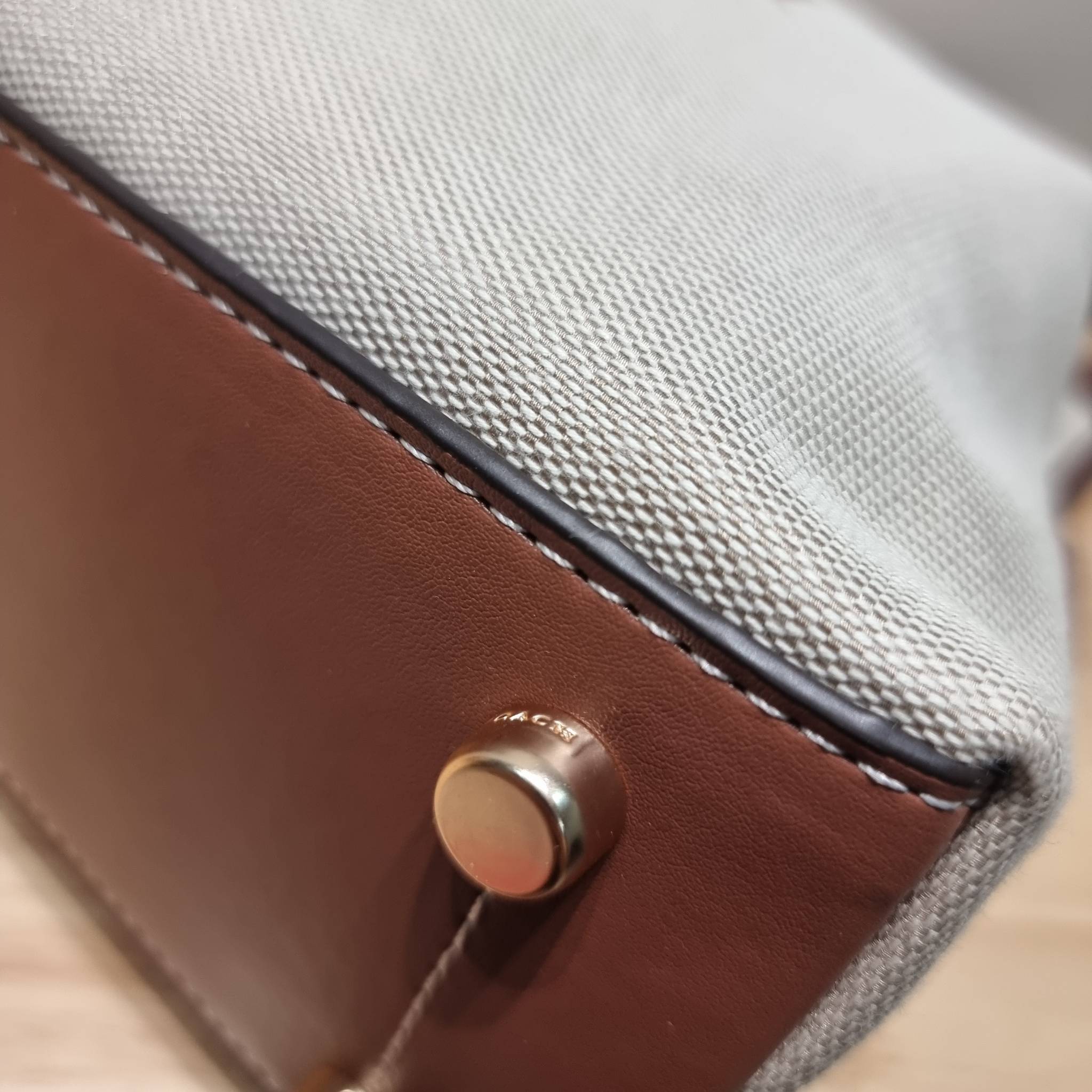 COACH CH190 HANNA SHOULDER BAG น้องใหม่ เรียบหรู ดูแพง กับกระเป๋าสะพายไหล่ทรงสวย โทนสีคลาสสิค ดีไซน์ตกแต่งสายคาดจับจีบข้างกระเป๋าเพิ่มดีเทล มาพร้อมหูจับถอดแยกได้