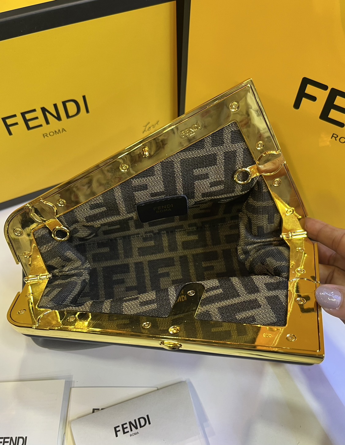 พร้อมส่ง 6 สี FENDI First Midi bag กระเป๋าทรงคลัชมาพร้อมสายสะพาย รูปลักษณ์สวยงามทันสมัย 🧡 เกรดออริจินอล 1:1 สลับแท้ ใช้งานต่างประเทศได้