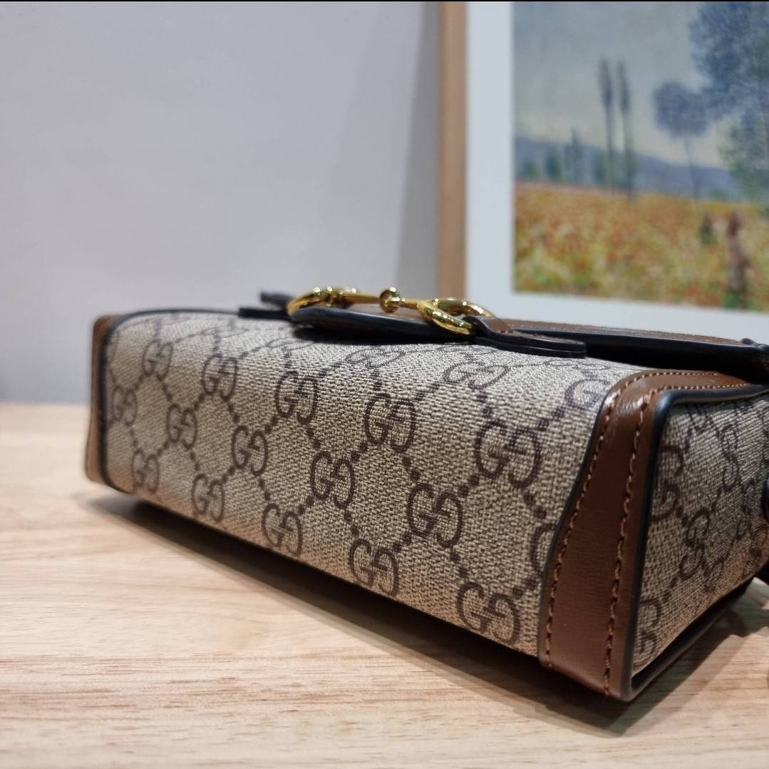 Gucci Horsebit 1955 Mini Bag / GC crossbody horizon mini bag กระเป๋าสะพายข้างขนาดกำลังดี สวยอยู่ทรง วัสดุหนังแคนวาสทนทาน แฝงความหรู เปิด-ปิดฝาสอดพร้อมแม่เหล็กในตัว ภายในเป็นช่องโล่ง ใส่โทรศัพท์ได้ทุกรุ่น พกแทนกระเป๋าสตางค์ ใส่บัตร ใส่ธนบัตรพกง่ายๆก็ได้ สา