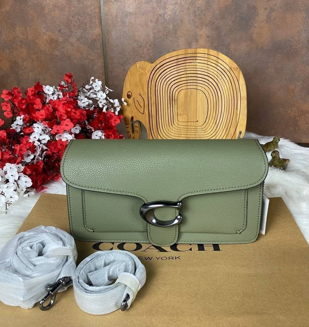 COACH TABBY SHOULDER BAG 26 ((73995)) พัฒนามากจากกระเป๋า Coach รุ่นดังยุค 1970 ทำจากผ้า Canvas เคลือบลายซิกเนเจอร์ หนังลายกรวดและหนังกลับ ด้วยวัสดุคลาสสิค มากับสายที่ถอดได้ถึง 2 สาย ไม่ว่าจะเป็นสายหิ้วหรือสายสะพาย หนังลายกรวดและหนังลูกวัวแบบเนื้อละเอียด แ