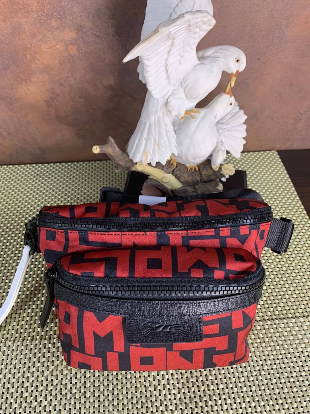 LONGCHAMP LE PLIAGE LGP BELT BAG M เท่ห์อย่างมีสไตล์กระเป๋าทรงคาดอกและคาดเอวดีไซน์แนวสปอร์ต เพิ่มความโดดเด่นทันสมัยด้วยลายซิกเนเจอร์ มีช่องซิปที่ใช้งานง่ายช่วยให้คุณหยิบใช้สิ่งของจำเป็นได้อย่างสะดวกและง่ายดาย และผสานสายรัดแบบปรับได้เข้ากับหัวเข็มขัดตัวล็อ