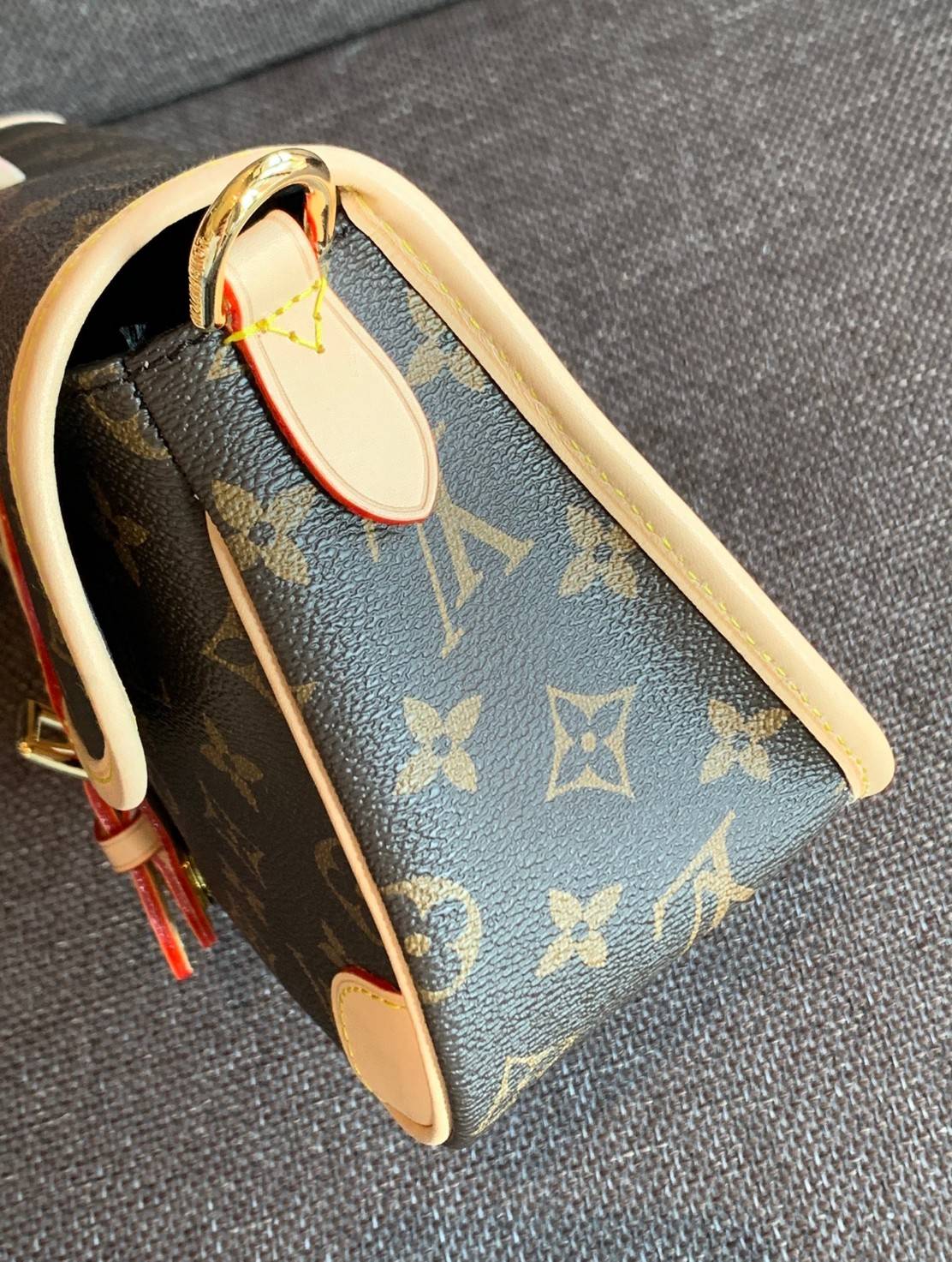 LOUIS VUITTON DIANE MONOGRAM พร้อมส่ง สุดคุ้ม! กับกระเป๋าLV พรีเมี่ยมกิฟ ตปท. หนังแท้ นิ่ม ทรงสวยมากๆค่ะ ((พื้นผิวหนังเป็นการขัดตามธรรมชาติจะมีรอยดำๆตรงขอบหนังนะคะ)) รุ่นนี้มาในลุคสวย หรู ดูชิล เพราะไม่ว่าลุคไหนๆก็เอาจริงๆจ้า! เปิดปิดกระเป๋าแบบกระดุมแม่เห