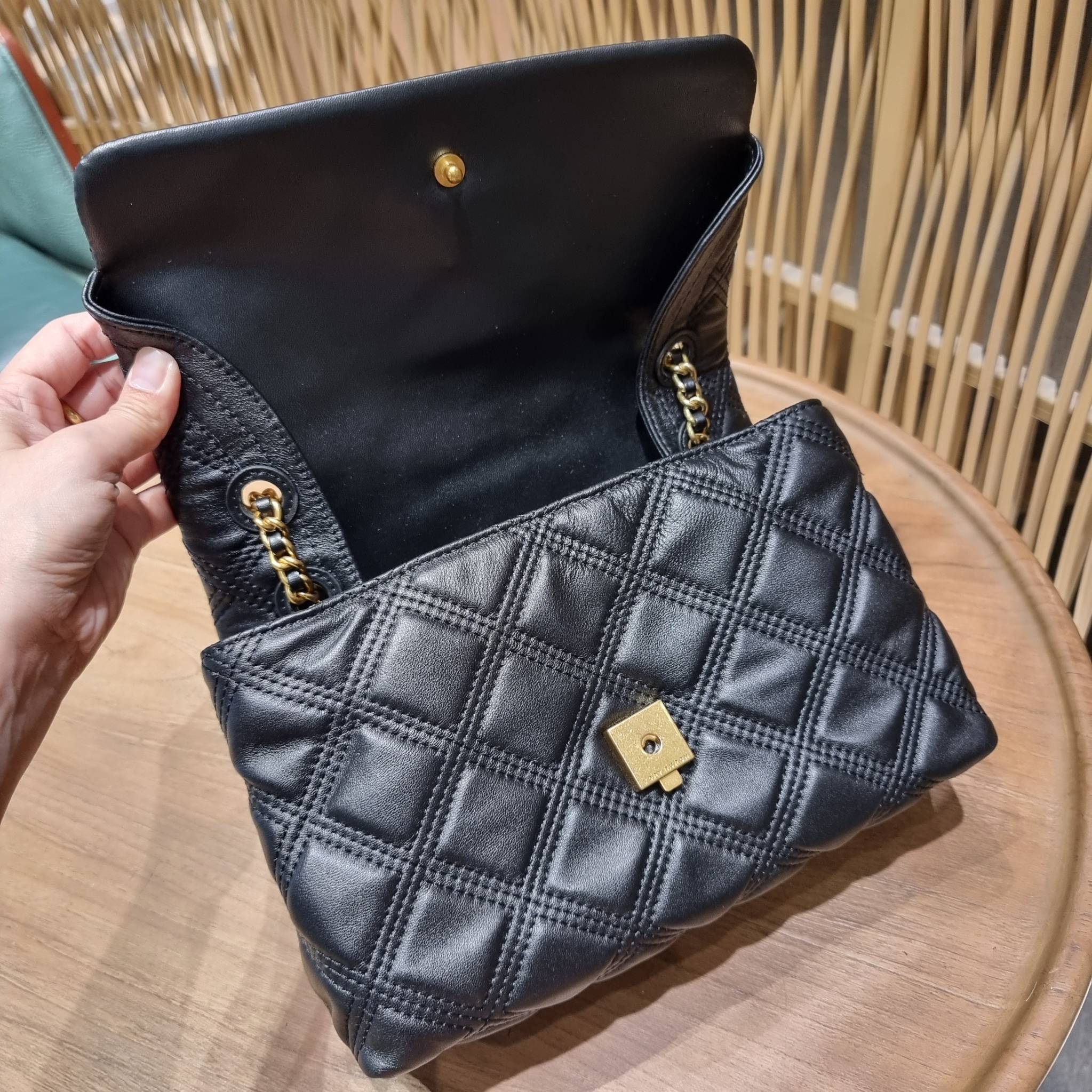 TORY BURCH FLEMING SOFT CONVERTIBLE SHOULDER BAG รุ่นหายากที่สาวๆตามหา มาพร้อมเสิร์ฟความสวยถึงบ้านไปเลยจ้า รอบนี้คัดสีสวยๆมาให้ได้ช้อปกันอย่างจุใจไปเลย กระเป๋าสะพายไหล่ หนังแท้นิ่มเต็มใบ สวยหรูดูแพง เปิด-ปิดด้วยตัวกดล็อคแน่นหนา สายสะพายในตัวปรับใช้ได้ 2 แ