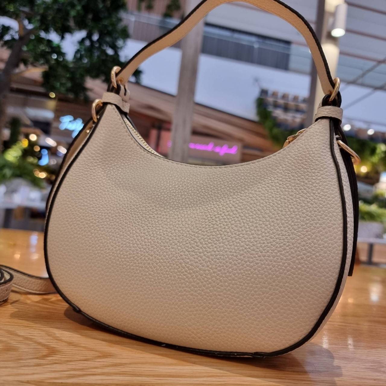 COACH C6807 KLEO HOBO IN SIGNATURE CHAMBRAY ใหม่ล่าสุด คอลเลคชั่นสุดคิ้วท์ ที่สาวๆต้องหลงรัก กระเป๋าสะพายทรงโฮโบ ที่ดีไซน์มาให้ปรับใช้งานได้หลากหลาย วัสดุหนัง pepble สวยหรู รูดเปิด-ปิดด้วยซิป ภายในเป็นช่องโล่ง สายคล้องสามารถถอดออกใส่สายยาวสะพายข้างได้ หรื