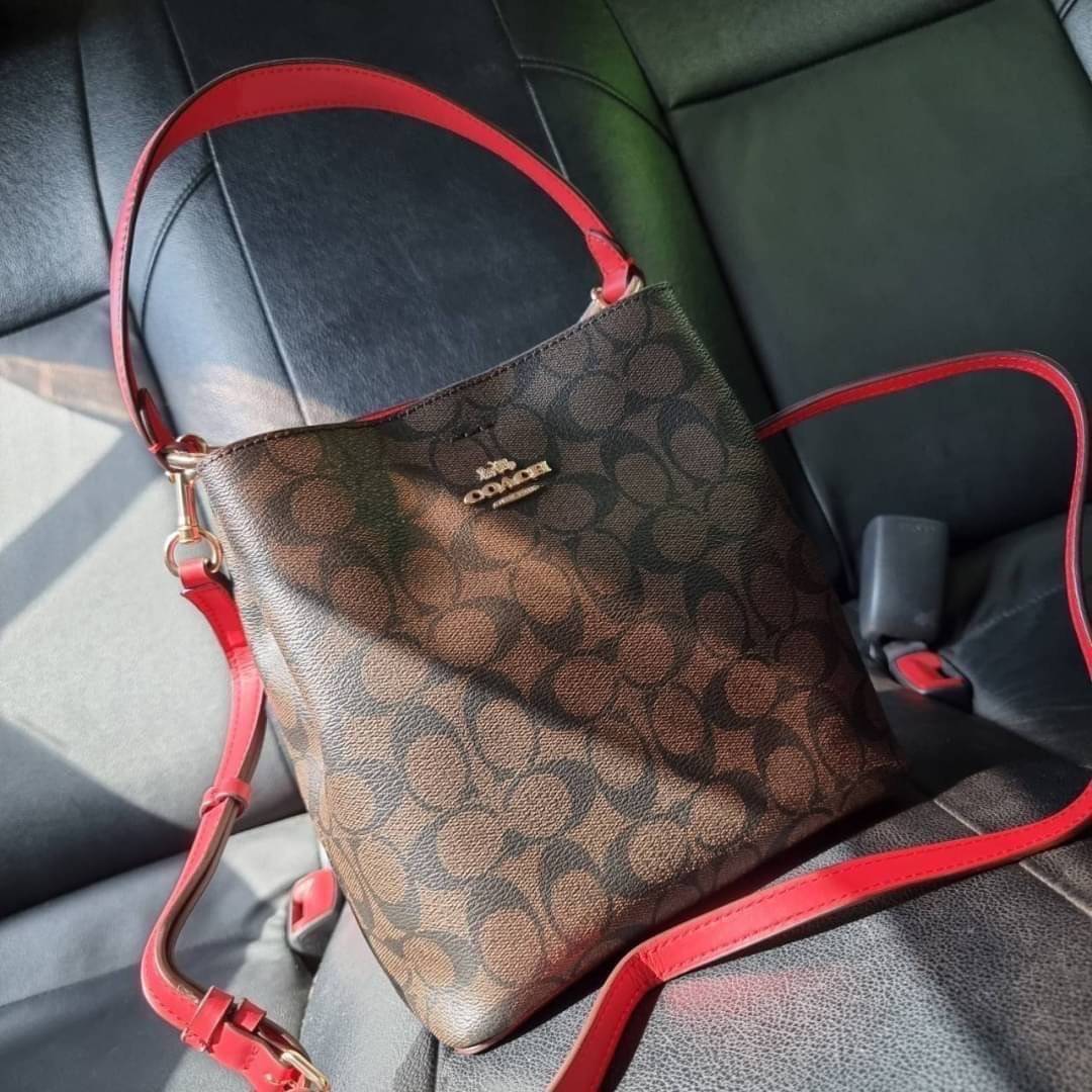 COACH 2312 SMALL TOWN BUCKET BAG IN SIGNATURE CANVAS รุ่นยอดนิยมใบเล็กมาครบสีแล้วจ้า กระเป๋าทรงบัคเก็ต สีผู้ดี๊ผู้ดี ตัวกระเป๋าดีไซน์คลาสสิคลายซี ดูโดดเด่น วัสดุหนังแคนวาสเคลือบลาย สวยคมทุกมุมจริงๆ!! เปิด-ปิดด้วยกระดุมแม่เหล็กทั้ง 2 ฝั่ง ภายในเป็นช่องโล่ง