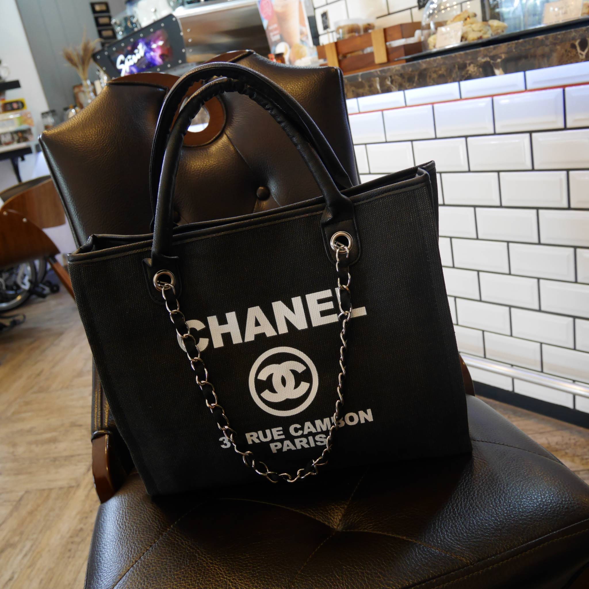 สินค้าขายดีที่สุดในสองปี 👏👏 **กลับมาอีกแล้วคะ งาน พรีเมี่ยมกิ้ฟจากแบรนด์ Chanel กระเป๋า ทรง Tote ผ้า canvas เนื้อหนาอย่างดี มีซับใน ด้านหน้าเพ้นโลโก้แบรนด์หรู **จุดเด่นที่ หูจับมี 2 แบบคือ แบบสายหนัง และ โซ่ สามารถ สะพายไหล่ได้คะ ใบใหญุจุข