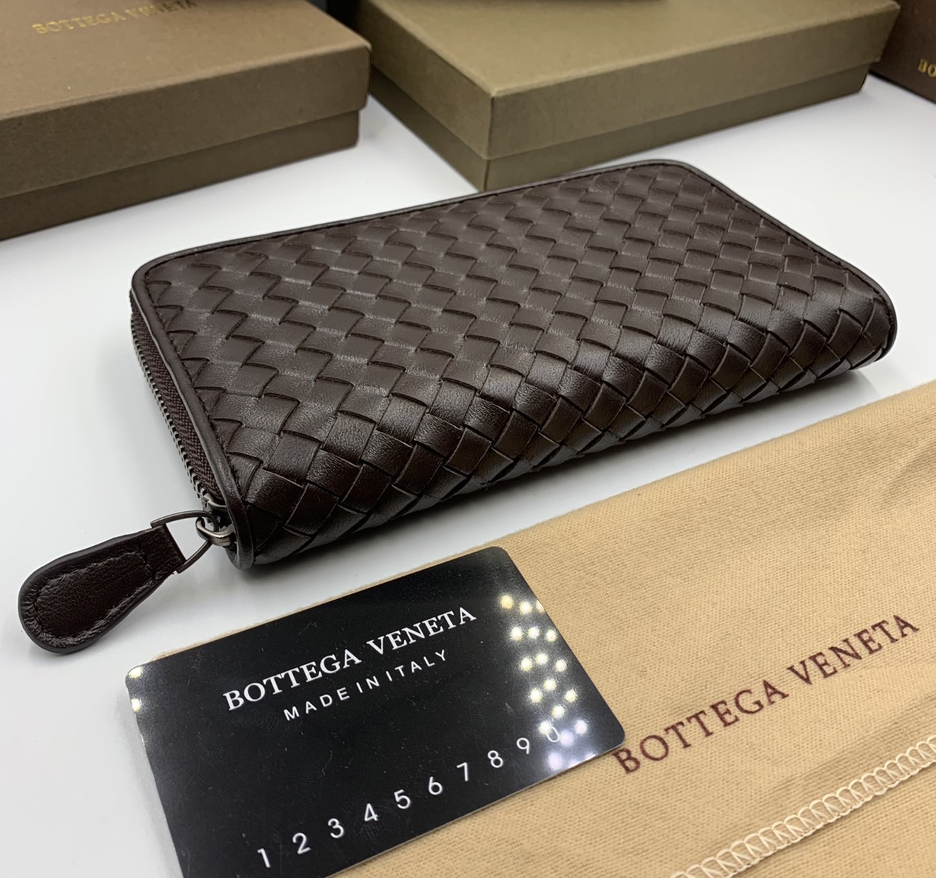 หนังแท้ BOTTEGA VENETA LONG WALLET ZIP AROUND / BV Wallet / BV Long Wallet พร้อมส่งที่ไทย กระเป๋าสตางค์ใบยาวซิปรอบ งานหนังแท้ทั้งใบ รุ่นตามหา เป็นรุ่นยอดนิยม ใช้ได้ทั้งหญิงชาย คลาสสิกหยิบมาใช้งานได้บ่อยที่สุด ใช้ทนทานได้นานภาพสินค้าถ่ายจากงานขายจริง ใช้งา