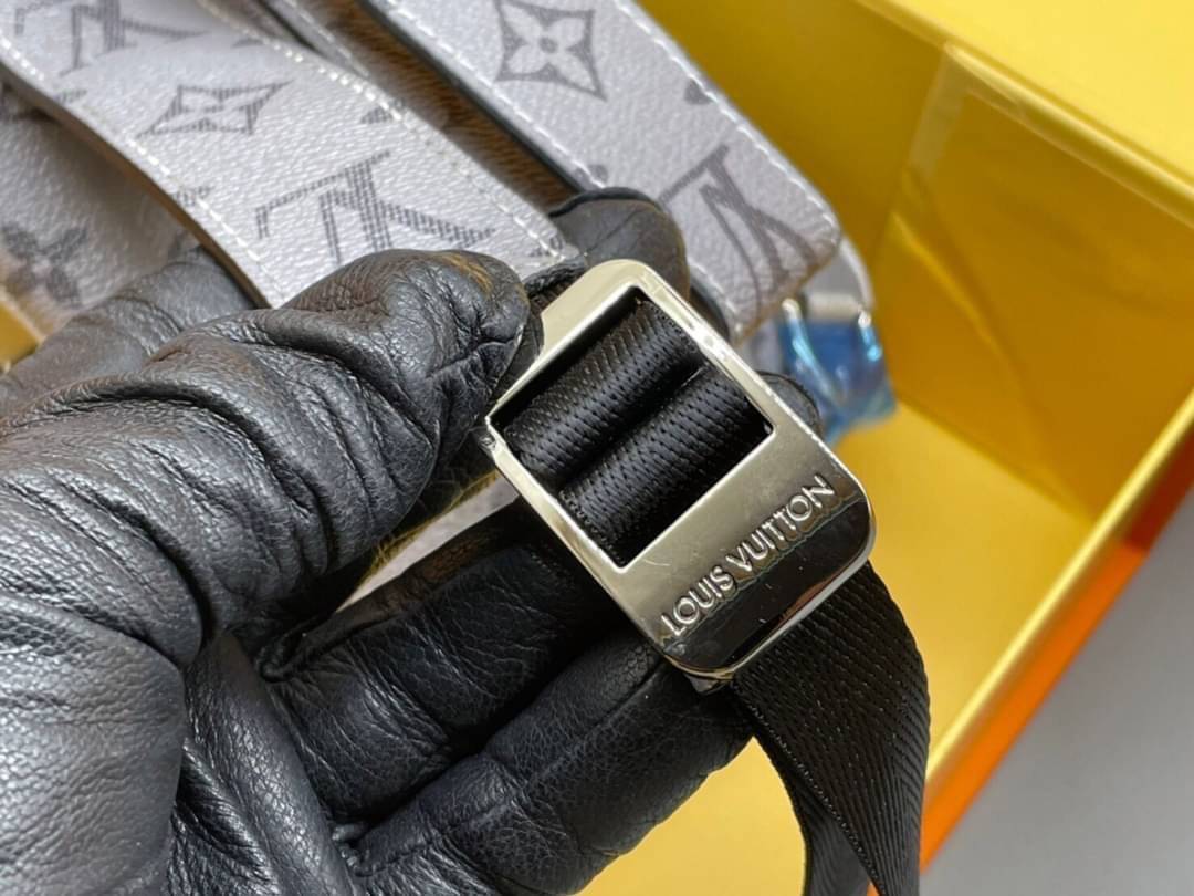 LV SLINGBAG OUTDOOR / LV Phone bag เกรดออริจินอล ใช้ได้ทั้งผู้หญิงผู้ชาย พร้อมส่งที่ไทย ภาพสินค้าถ่ายจากงานขายจริง ใช้งานต่างประเทศได้