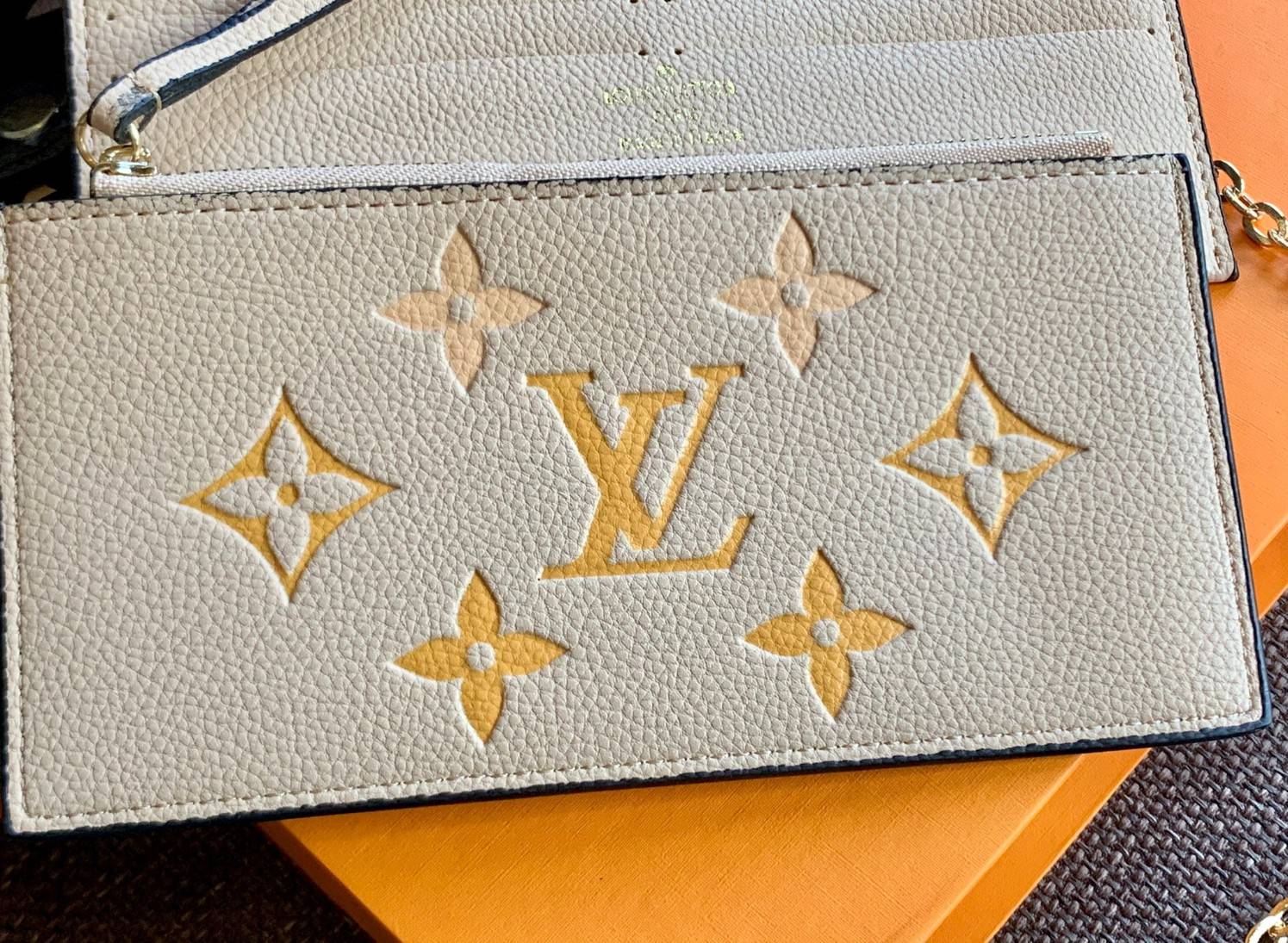 VIP 】Louis Vuitton Pochette Felicie ใบจริงหนังสวยมากๆค่า! ✔️กระเป๋าแบบคลัท มีสายสะพายโซ่มาให้ด้วยค่ะ ✔️หนังแกะสังเคราะห์อย่างดี ลายหนังสวย ปั้มลายแบรนด์ทั้งใบ ✔️รุ่นนี้มาพร้อมกระเป๋าเล็ก สำหรับใส่บัตรได้1ใบ//ใส่ธนบัตรแบบมีซิปรูดอีก1ใบ