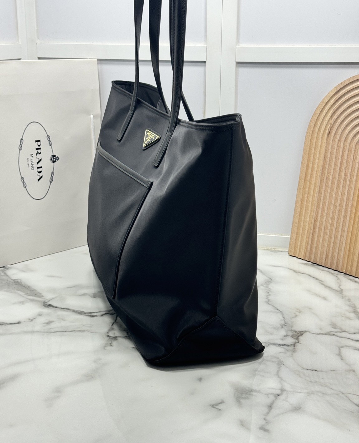 ORI หนังแท้ | Prada Re-Edition 1978 Tote Bag กระเป๋าสะพายทรงโท้ทใบใหญ่เรียบหรู งานผ้าไนลอนมีเสน่ห์เหนือกาล ดีเทลหนัง Saffiano หรูหราช่วยเติมเต็มแอกเซสซอรีที่มีพื้นที่ใช้สอยมากมายใบนี้ให้ลงตัว