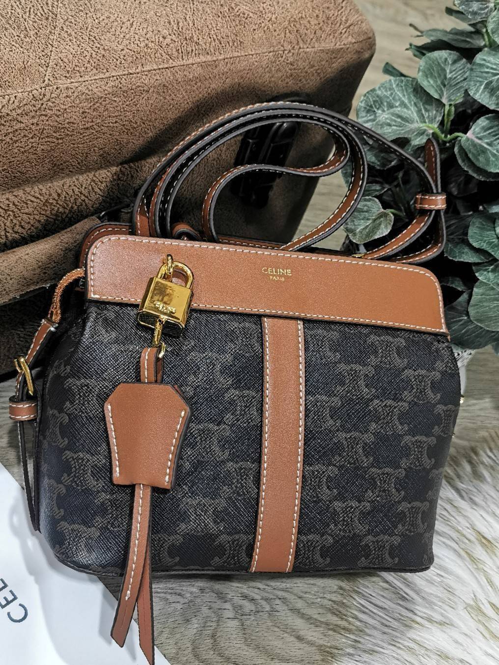 CELINE CROSSBODY BAG VIP GIFT WITH PURCHASE (GWP) พรีเมี่ยมกิ๊ฟ Limited Edition จาก CELINE PARFUME DUTYFREE COUNTER วัสดุ TRIOMPHE CANVAS ดีไซน์สุดคลาสสิคเปิดปิดด้วยซิปคู่สามารถล๊อคกุญแจได้ มีชุดกุญเเจแบรนด์สามารถห้อยตกแต่งด้านหน้าและใช้งานได้จริง ภายในโล