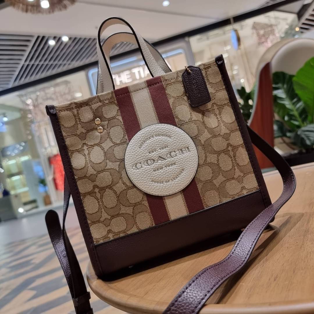 COACH C8406 DEMPSEY TOTE 22 IN SIGNATURE JACQUARD WITH STRIPE AND COACH PATCH คอลเลคชั่นใหม่ พร้อมส่งสีใหม่สุดปัง สวยคม ละมุนและมีความหรูในตัว กับกระเป๋าทรงโท้ท ไซส์กำลังสวย น่ารักน่าใช้ ฟังก์ชั่นการใช้งานสะดวกที่สุด มีทั้งสายคล้องในตัว และสายครอสบอดี้ วั