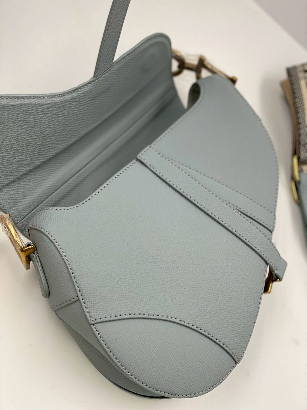 ORI หนังแท้ | DIOR Saddle Bag with Strap Grained Leather กระเป๋าถือ/สะพายทรงอานม้า รุ่นยอดนิยมที่มีเอกลักษณ์สวยงามเหนือกาลเวลา ลูกเล่นห้อยด้วยตัวอักษร D ตรงหูหิ้วมีกิมมิค CD สวยหรูดูแพง