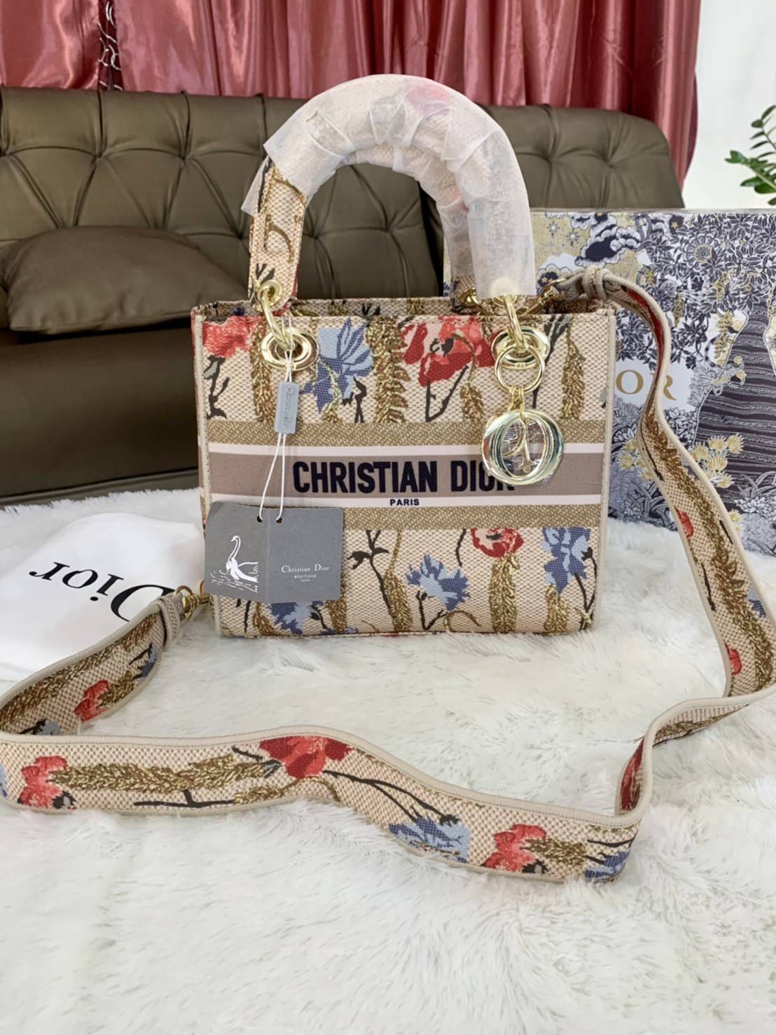 DIOR WOMEN MEDIUM LADY D-LITE BAG VIP GIFT WITH PURCHASE (GWP) พรีเมี่ยมกิ้ฟ Limited Edition จาก DIOR DUTYFREE COUNTER วัสดุหนังแท้ Calfskin หุ้มด้วยผ้า Cannage อีกชั้นและปักลวดลาย 'Dior Palm' กระเป๋า Lady D-Lite ผสมผสานความสง่างามและคลาสสิกที่เ