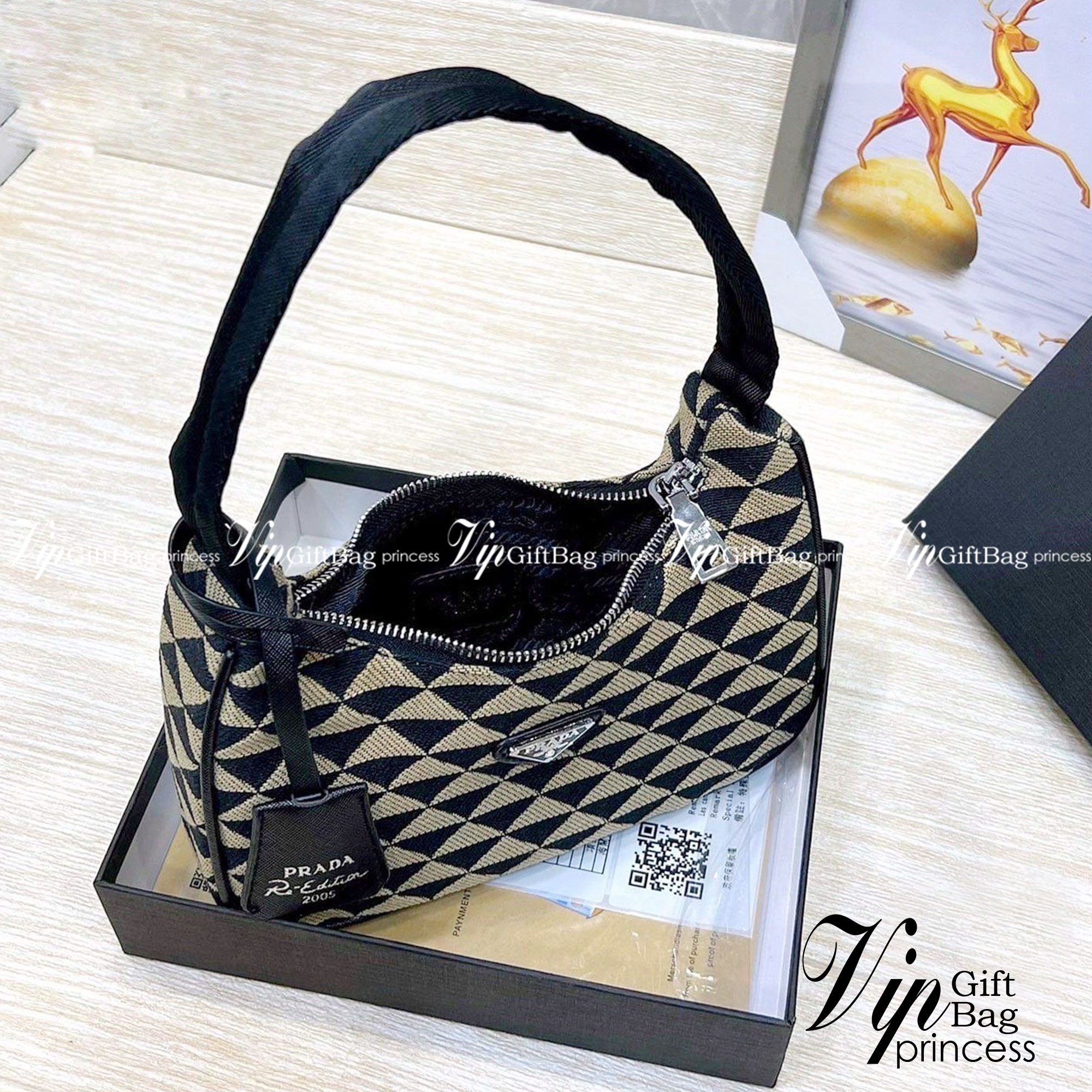 Prada Re-Edition Symbole jacquard Bag / Prada hobo shoulder bag กระเป๋าพราด้าสะพายไหล่ ลายมาใหม่ อะไหล่สีเงิน แมทง่ายได้ทุกลุค ไอเท็มสุดปัง ที่ฮิตตลอดกาลไม่ว่าจะปีไหนๆ จัดให้ครบทั้งสีขายดีและสีใหม่ล่าสุด ที่สายคุณหนูห้ามพลาด!! กับกระเป๋าสะพายทรงคลาสสิค เห
