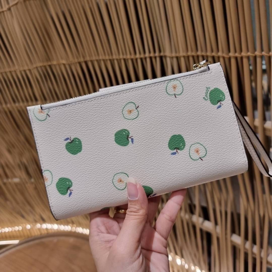 COACH C3371 TECH PHONE WALLET WITH SPACED WILDFLOWER ดีไซน์ใหม่ คอลเลคชั่นสวยหรู กระเป๋าสตางค์พร้อมสายคล้องมือ ง่ายต่อชีวิตมากจ้า!! มันดีอะไรเบอร์นี้ ใส่ได้ทั้งบัตร และโทรศัพท์ก็ใส่ได้ทุกรุ่น แถมยังมีช่องซิปแยกไปอีก ช่องเยอะไม่ต้องห่วงจริงๆ วัสดุหนังแคนวา