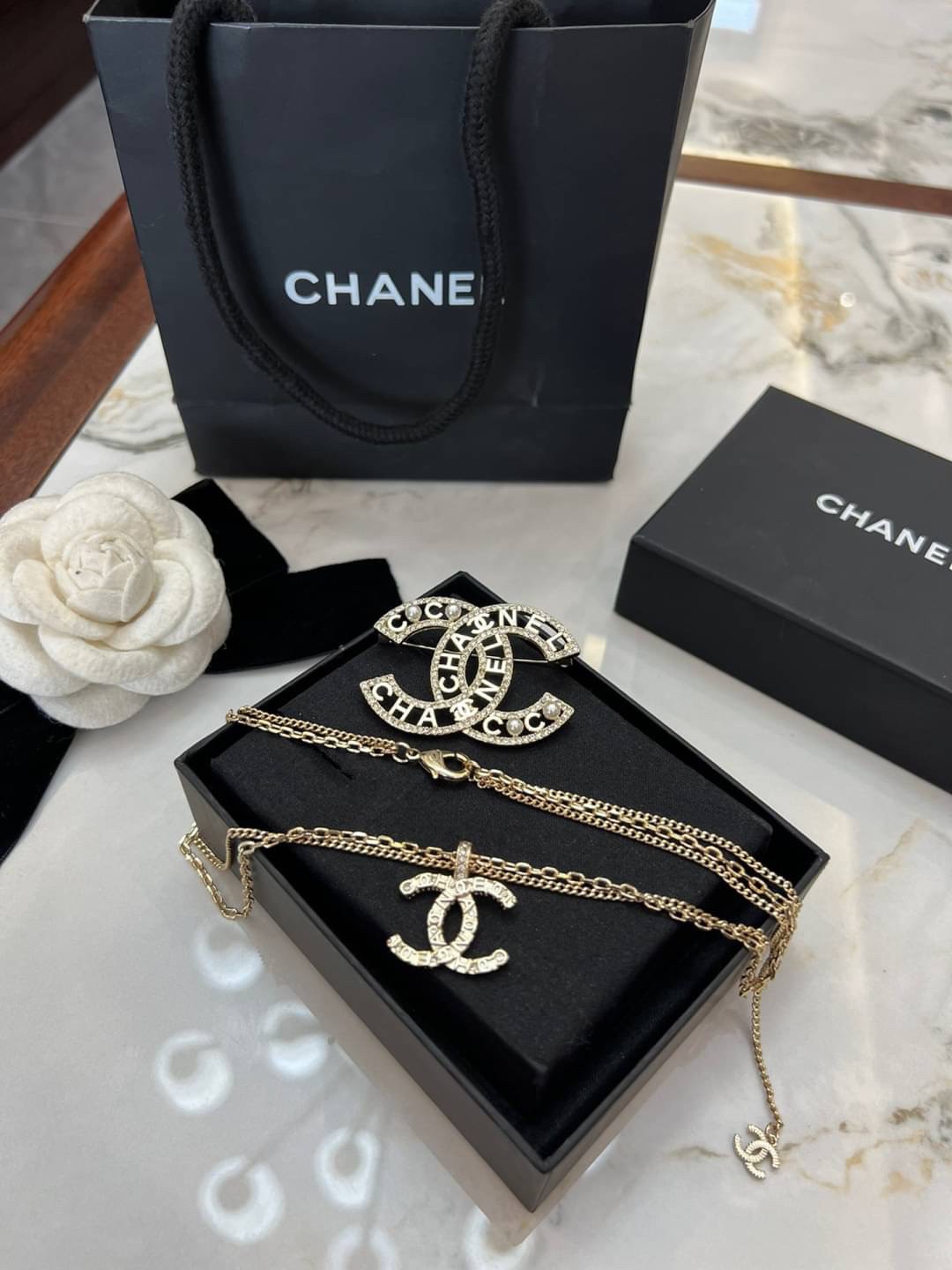 พร้อมส่ง ซื้อ1ได้ถึง2ชิ้น ในเซ็ตเดียว CHANEL JEWELRY SET / Chanel brooch / Chanel necklace ชุดเครื่องประดับครบชุดสุดอลังการ