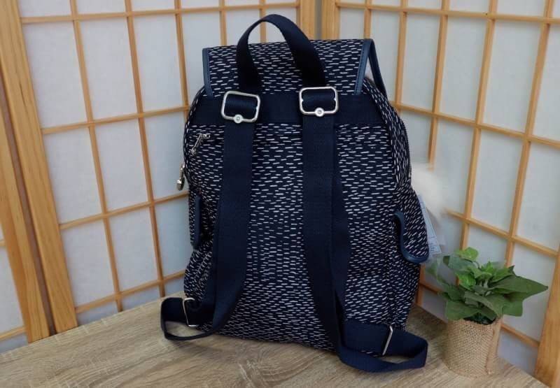 Kipling City Pack S K18014 Kipling มาพร้อมดีไซน์ทันสมัย สนุกสนาน ใช้งานได้อย่างคล่องตัว ด้วยสีและลายสุดคลาสสิก โดดเด่นด้วยพื้นที่ภายในและช่องต่างๆ ที่ให้คุณจัดเก็บของสำคัญได้ครบถ้วน
