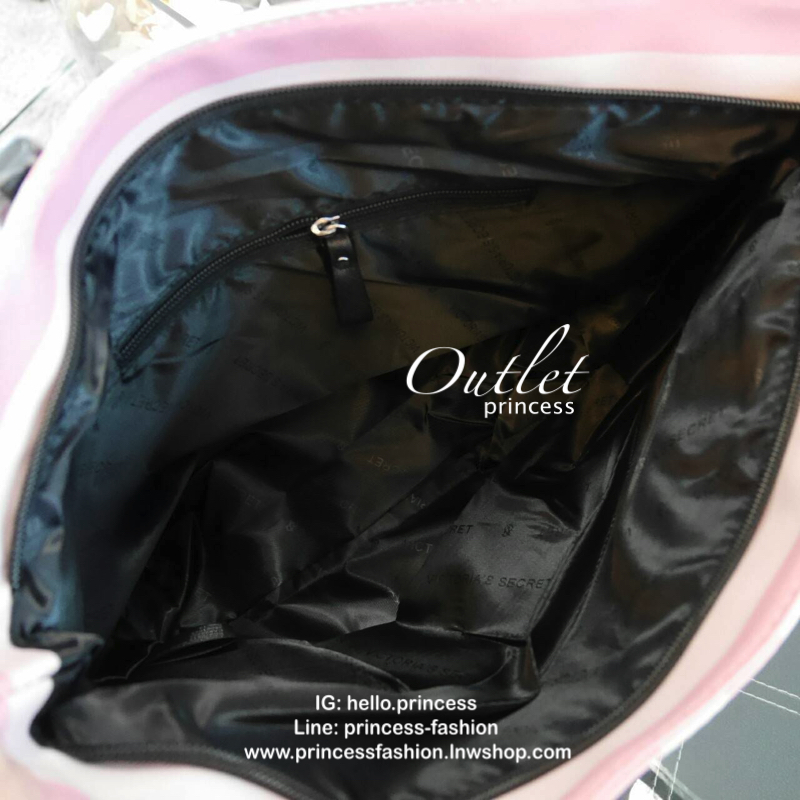 Victoria's Secret Vintage Flower Print Shoulder Bag กระเป๋าสะพายสไตล์วินเทจจาก Victoria's Secret หนัง Saffiano สกรีนลายดอกไม้เปิดปิดด้วยซิป หัวซิปโลโก้ VS ด้านหน้าประดับตัวอักษร VS ภายในดำมีช่องซิปและช่องใส่ของ จุได้เยอะค่ะ ใส่เอกสาร A4 หนังสือ 