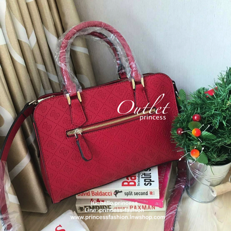 Guess Lyra Bag With Embossed Logo กระเป๋าถือหรือสะพาย ขนาดกำลังดี วัสดุหนังpu ปั้มโลโก้ทั้งใบ ช่องใหญ่มีถึง2ช่องเปิดปิดด้วยกระดุมแม่เหล็ก ภายบุผ้าอย่างดี สกรีนโลโก้แบรนด์ มีช่องเล็กเก็บของเป็นสัดส่วน และช่องซิปคั่นกลางเพื่อเก็บของสำคัญ ด้านหน้าประดับโลหะร