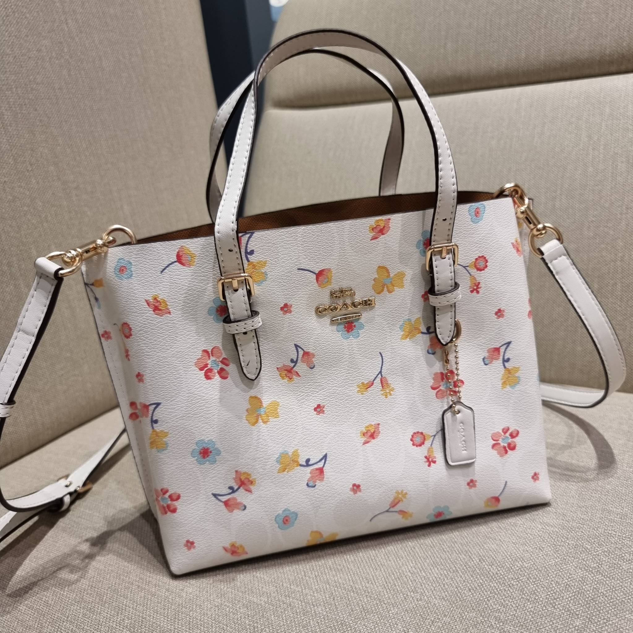 COACH C8612 MOLLIE TOTE 25 IN SIGNATURE CANVAS WITH MYSTICAL FLORAL PRINT คอลใหม่ล่าสุด ยังไม่เข้า shop ไทย สวยๆแบบไม่ต้องรอพรีฯให้ยาวนาน กับกระเป๋าโท้ทไซส์เล็กที่สาวๆต่างก็ต้องปักใจรัก สวยสมใจ ดีไซน์ลวดลายดอกไม้ คละเคล้าเต็มใบ ดูละมุน สดใส น่าใช้สุดๆ วัส