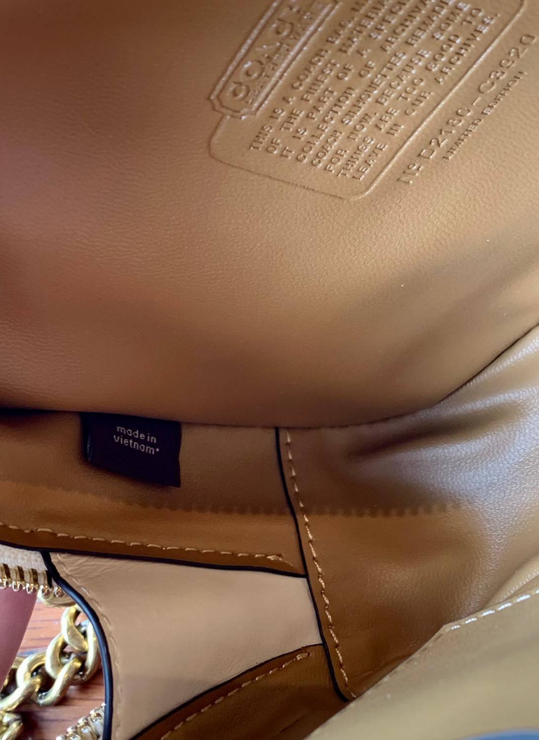 COACH LUNCHBOX TOP HANDLE WITH HEART PRINT ((C3920)) พร้อมส่งความน่ารักที่ไทย ตามมาติดๆค่ะ!! กระเป๋าสะพายข้างหรือแบบหิ้วออกงานเกร๋ๆได้เลยค่ะ หนังแท้อย่างดีสวยงามมากค่ะ ❤️จุดเด่นของรุ่นคือปริ้นลายหัวใจแบบ3D ทั้งใบ