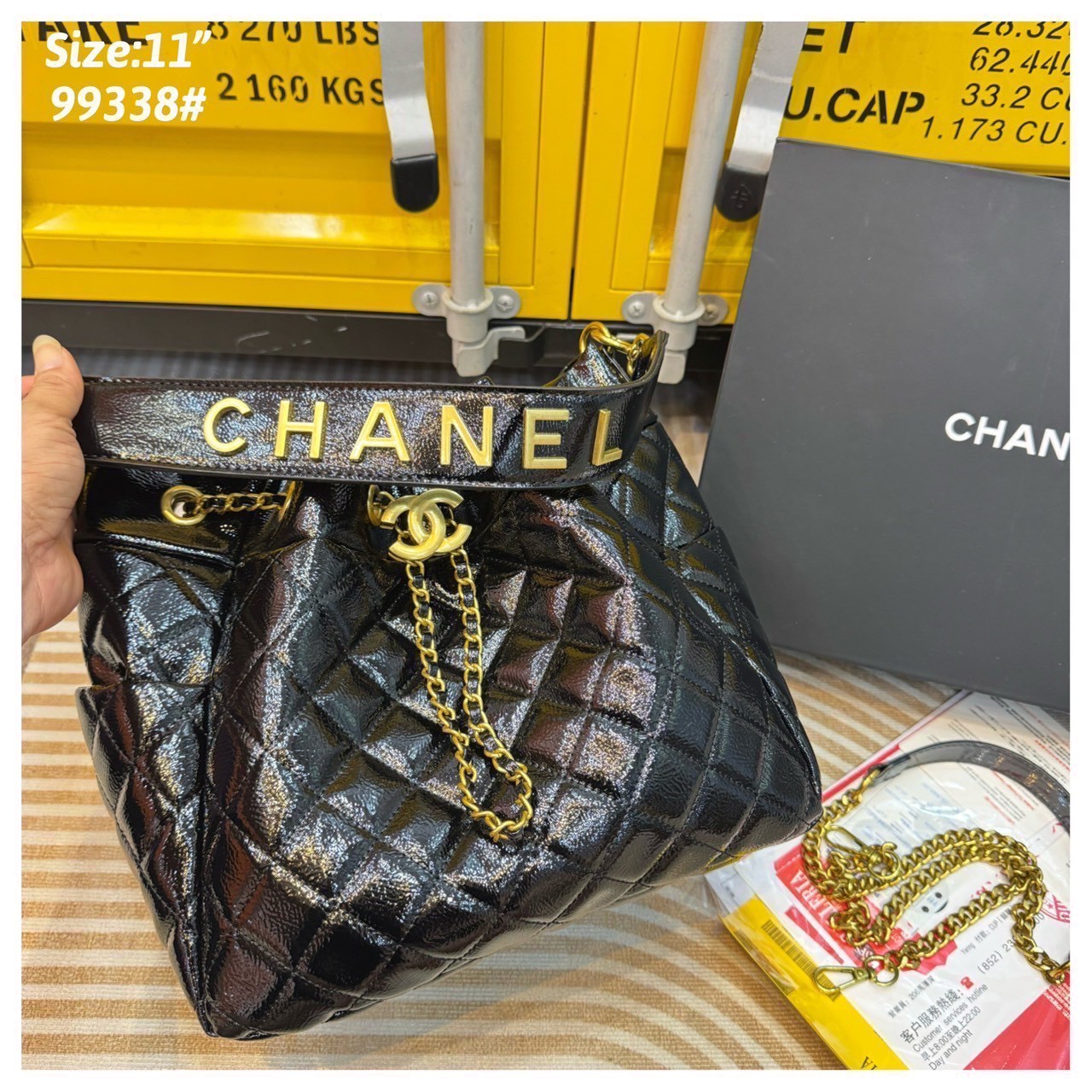 Chanel Bucket Bag กระเป๋าสะพายทรงบัคเก็ต สายสะพายโดดเด่นด้วย font โลโก้สีทองสวยหรู มีช่องใส่ของด้านข้างตอบโจทย์การใช้งานได้ดี ภายในโล่งกว้าง จุของได้เยอะ คุ้มค่ามากๆ