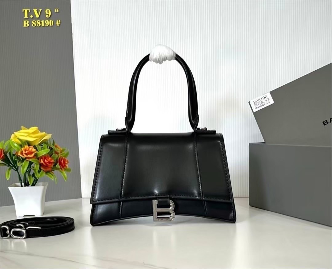 BALENCIAGA Hourglass top-handle tote bag กระเป๋าสะพายแบรนด์หรูซิกเนเจอร์ ที่มาพร้อมดีไซน์โดดเด่น มีความโฉบเฉี่ยว โค้งมนเหมือนพระจันทร์เสี้ยว เพิ่มความสวยสะดุดตาด้วยการตกแต่งอักษร B เมทัลลิก