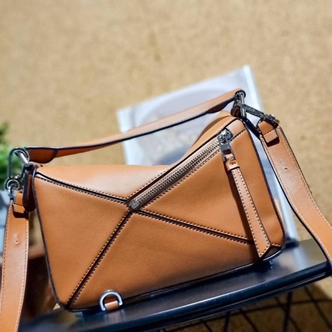 VIP 】LOEWE LA PALME PUZZLE BAG IN CLASSIC CALFSKIN คอลเลคชั่นใหม่!! กระเป๋าสะพายข้างทรงกล่อง สไตล์พัซเซิล ให้ฟีลลิ่งเหมือนตัวต่อ ดูดีได้ทุกที่แค่มีใบนี้ รอบนี้ดีไซน์พริ้นท์ลายต้นปาล์มเก๋ๆ ซัมเมอร์ยังต้องมา วัสดุหนังวัวฟอกสี เปิดใช้งานด้วยซิป ที่ภายในโล่งพ