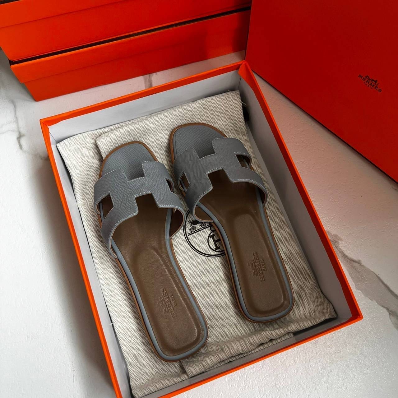 หนังแท้ Hermes sandal Epsom leather รองเท้าแตะงานสั่งตัตใช้สลับแท้ เกรดออริจินอล 1:1 เกรดเหมือนสุด มี series code ทุกคู่ งานตัดเย็บปราณีตละเอียด ใส่สบาย ไม่ลื่น ใช้ทนนาน เกรดนี้คุ้มมาก ไม่ผิดหวังค่ะ ภาพสินค้าถ่ายจากงานขายจริง ใช้งานต่างประเทศได้