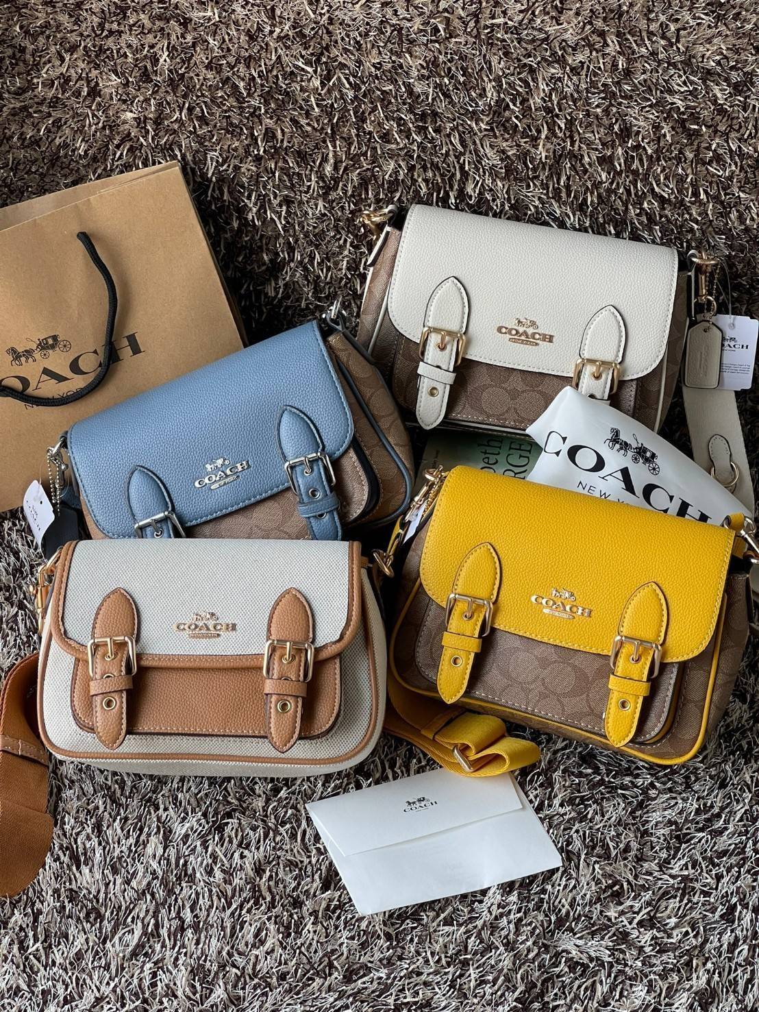 COACH Lucy Crossbody กระเป๋าใบนี้ขนาดกะทัดรัดกำลังดี เพียงพอสำหรับใส่ของจำเป็นที่ต้องการพกติดตัว ที่สำคัญใช้งานง่ายสามารถหยิบของได้สะดวกรวดเร็ว วัสดุผ้าใบเคลือบซิกเนเจอร์และหนังกรวดละเอียด ด้านในมีซิปและกระเป๋าอเนกประสงค์ ปิดสแน็ปอิน กระเป๋าแบบเปิดด้านนอก