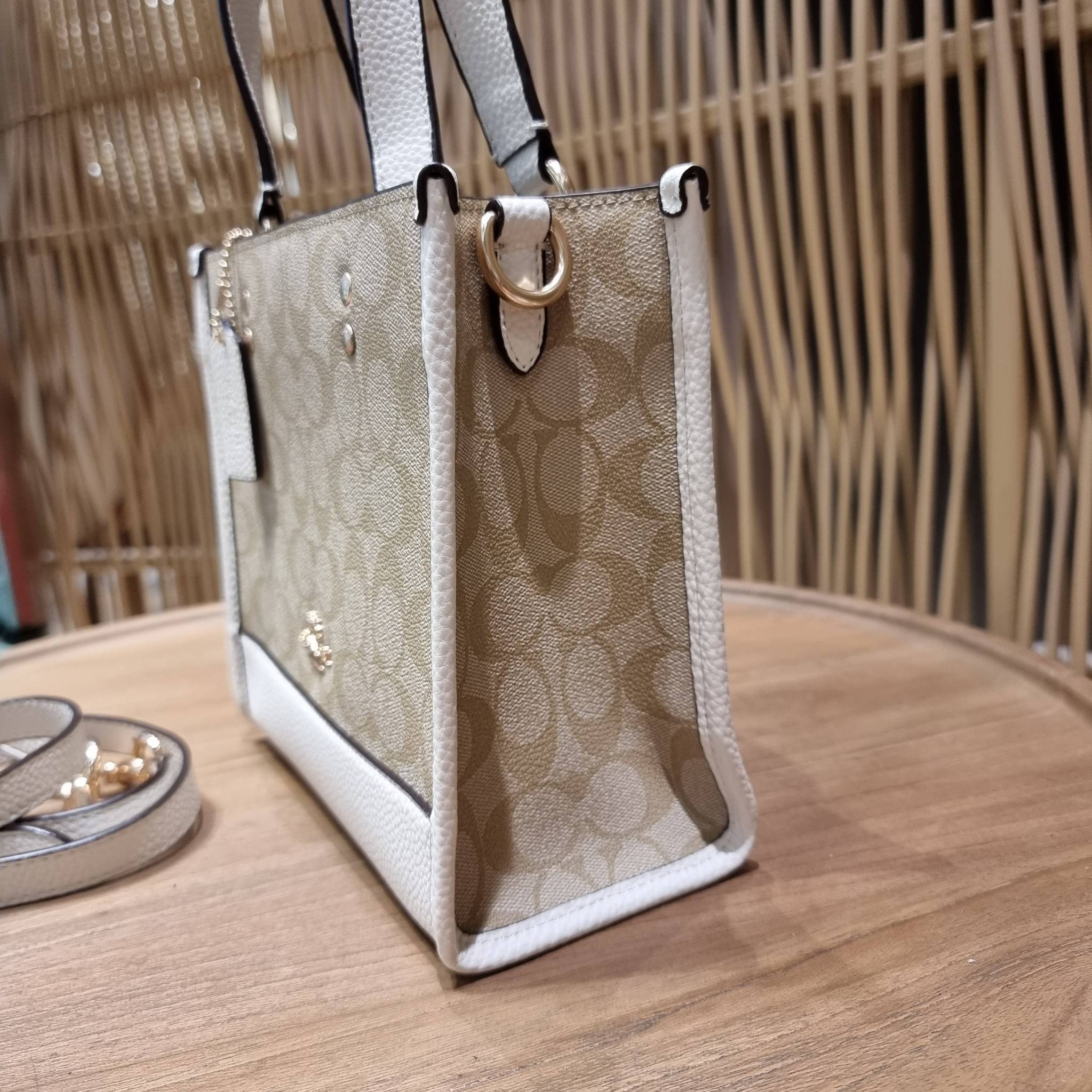 OUTLET 】COACH C5122 DEMPSEY TOTE 22 IN SIGNATURE CANVAS แรงดี กระหน่ำยอดสั่งซื้อมากจ้าแม่!! กระเป๋าทรงโท้ท 22 ที่ขนาดน่ารักน่าใช้มากๆ สาวๆถูกอกถูกใจกันนับไม่ถ้วน!! ฟังก์ชั่นการใช้งานสะดวกที่สุด มีทั้งสายคล้องในตัว และสายครอสบอดี้ ดีไซน์คลาสสิคเรียบหรู วัส