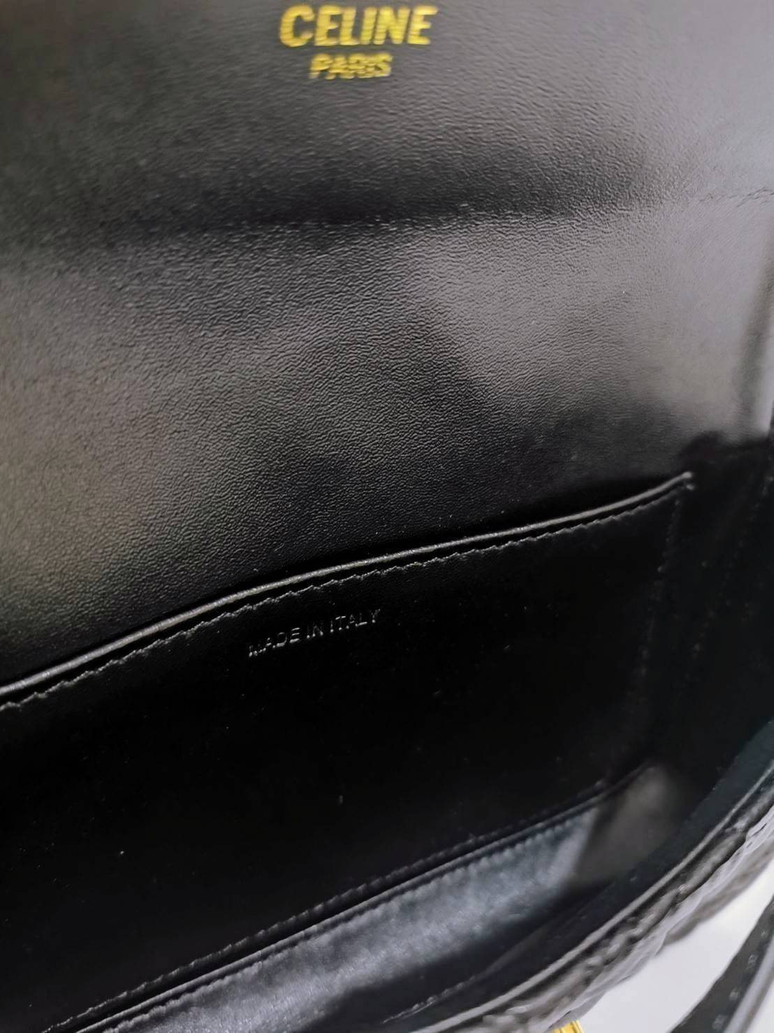 พร้อมส่งความสวย! ไอเท็มหายาก! ห้ามพลาดค่ะ! CELINE TRIOMPHE SHOULDER BAG VIP วัสดุหนังแท้ลวดลายเอกลักษณ์ของ CELINE TRIOMPHE ดีไซน์ยอดนิยมสไตล์สาว LISA เปิดปิดด้วยฝาปิดโลโก้แบรนด์อะไหล่ทอง ภายในโล่งกว้าง ใส่มือถือ กระเป๋าสตางค์ เครื่องสำอางค์ ของใช้จุกจิกได