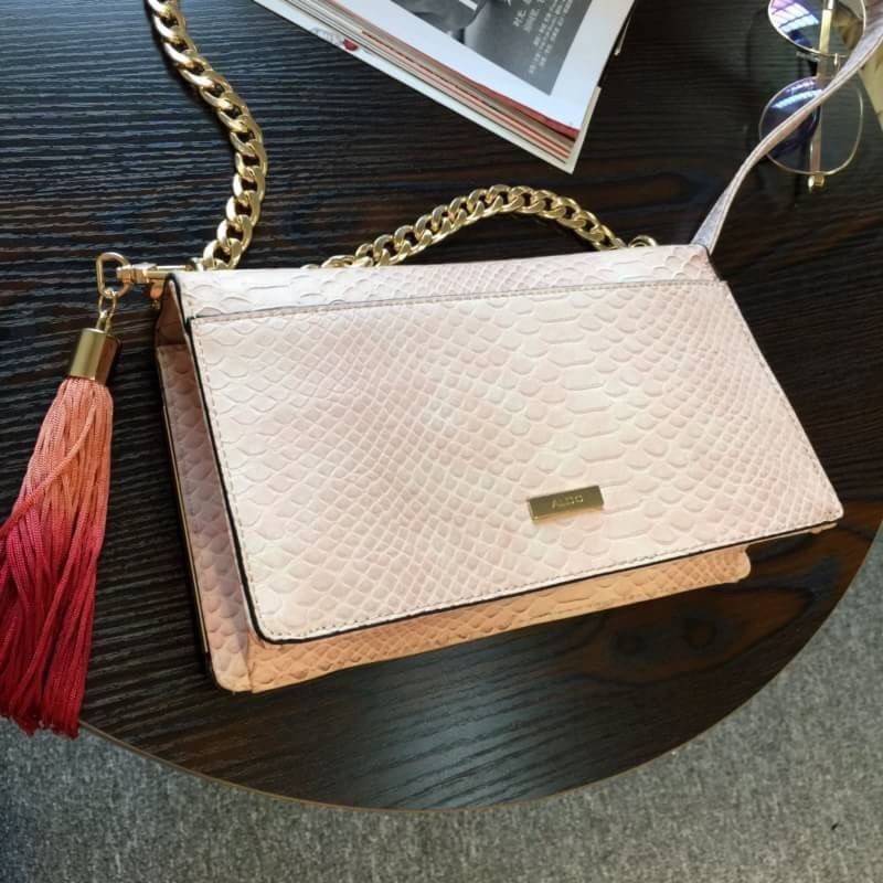 ALDO Bergantino Cross Body Handbag กระเป๋าถือหรือสะพายรุ่นใหม่ล่าสุดจาก ALDO แบรนด์ดังแคนนาดาดีไซน์สุดชิคน่ารักมุ้งมิ้งปักเลื่อมลายนกกระเรียนสวยสดใส พร้อมห้อยฟู่ฟรุ้งฟริ้ง เปิดปิดด้วยล๊อคบิดอะไหล่ทอง ภายในมีโลโก้ ช่องซิปและช่องใส่มือถือใส่กระเป๋าสตางค์ยาว