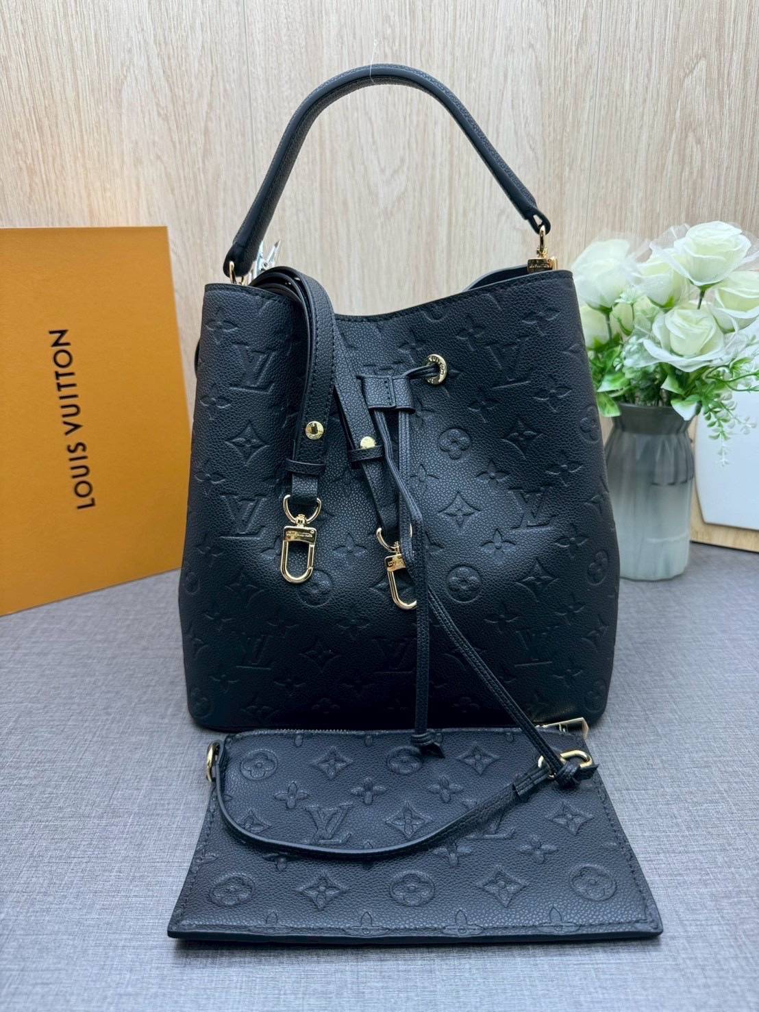 ORI หนังแท้ | LV NeoNoe MM Bucket bag Monogram Flower กระเป๋าสะพายทรงบัคเก็ต ลาย Monogram Flower โดดเด่นเพิ่มสไตล์ มีเสน่ห์ชวนหลงใหล