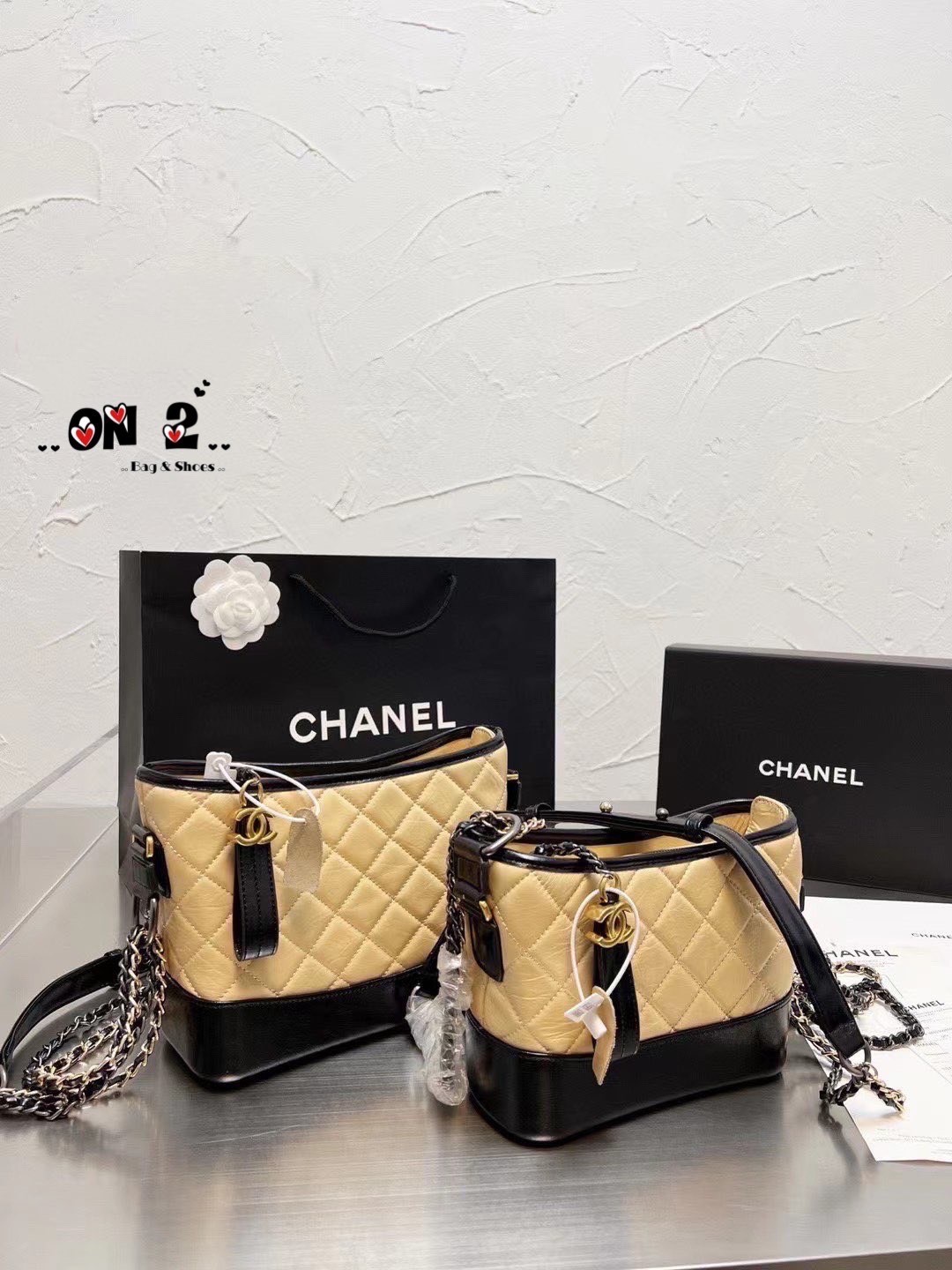 CHANEL Gabrielle Bag "รุ่นพิเศษแถมหูจับสายหนังโลโก้แบรนด์" กระเป๋าสะพายซิกเนเจอร์ ดีไซน์ไม่เหมือนใคร เป็นเอกลักษณ์ สวยคลาสสิค No.1 ต้องยกให้ไอเท็มนี้เท่านั้น