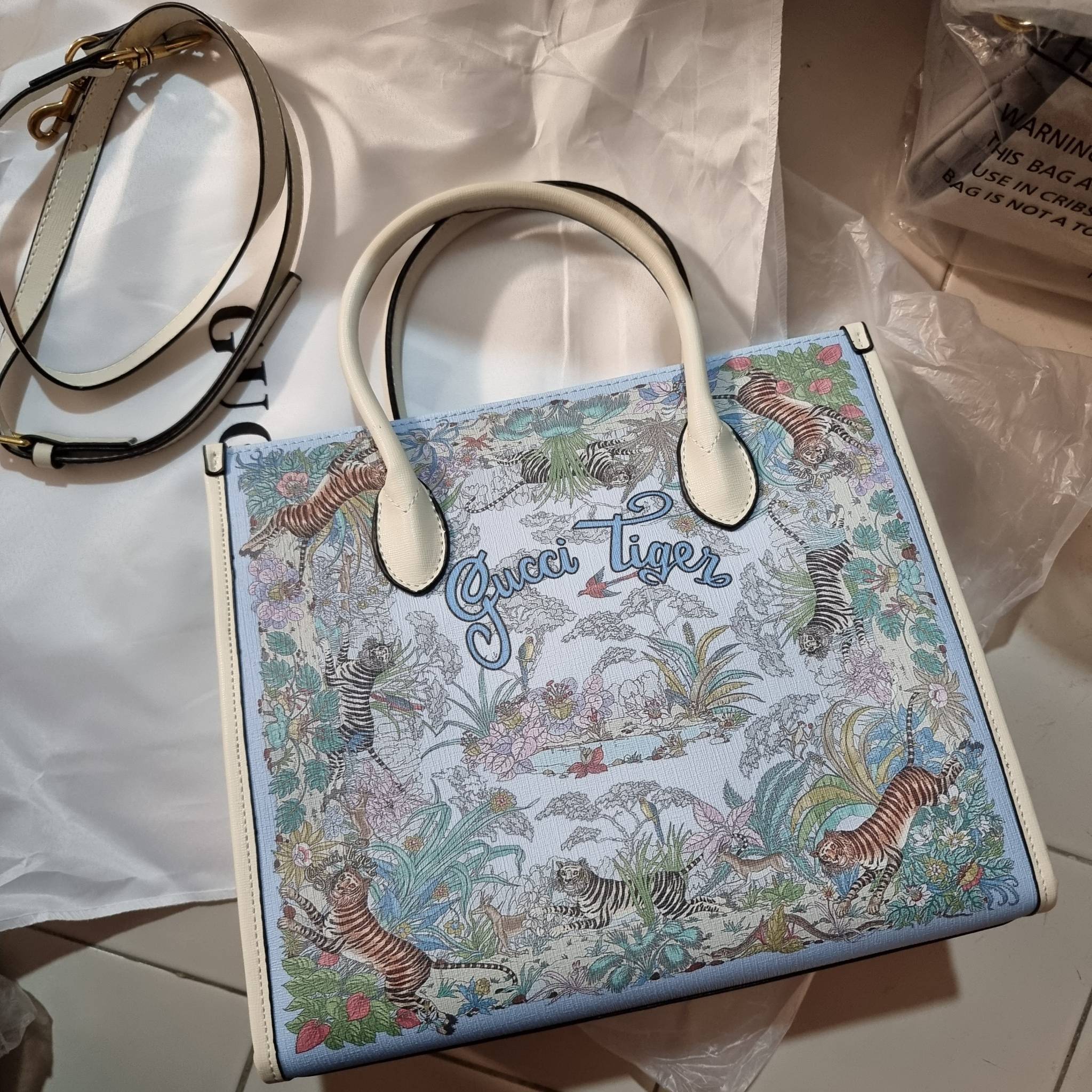 GUCCI TOTE BAG คอลเลคชั่นปีเสืออีกหนึ่ง สวยม้ากก!! กับกระเป๋าทรงโท้ท วีไอพีพรีเมี่ยมกิ๊ฟ ไซส์ใหญ่ โดดเด่นด้วยลวดลายไม่ซ้ำใคร สวยเอกลักษณ์ วัสดุหนังแคนวาส พรินท์ลายเต็มใบ ภายในโล่งกว้างมาก ใส่ของแบบแน่นๆ จุๆไปได้เลย หมดห่วง!! และยังมีสายครอสบอดี้มาให้ จะสะ