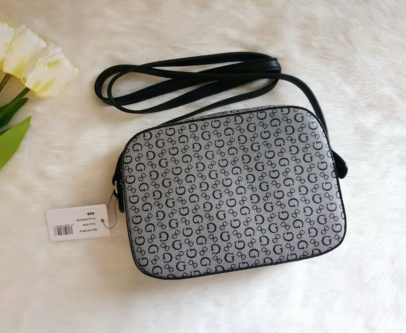 GUESS ANGELEA LOGO CROSSBODY กระเป๋าสะพายหนังซาฟิโน่ทรงตั้งสวย ด้านหน้าติดโลโก้แบรนด์ทรงกลมนูน เปิดปิดด้วยซิป ด้านในโล่งกว้าง มีช่องซิปเล็ก สามารถใส่กระเป๋าสตางค์ใบยาว มือถือ ของจุกจิกได้เยอะ ขนาดกำลังดี สะพายได้เท่ห์ๆเข้าได้กับทุกชุดเลยนะคะ