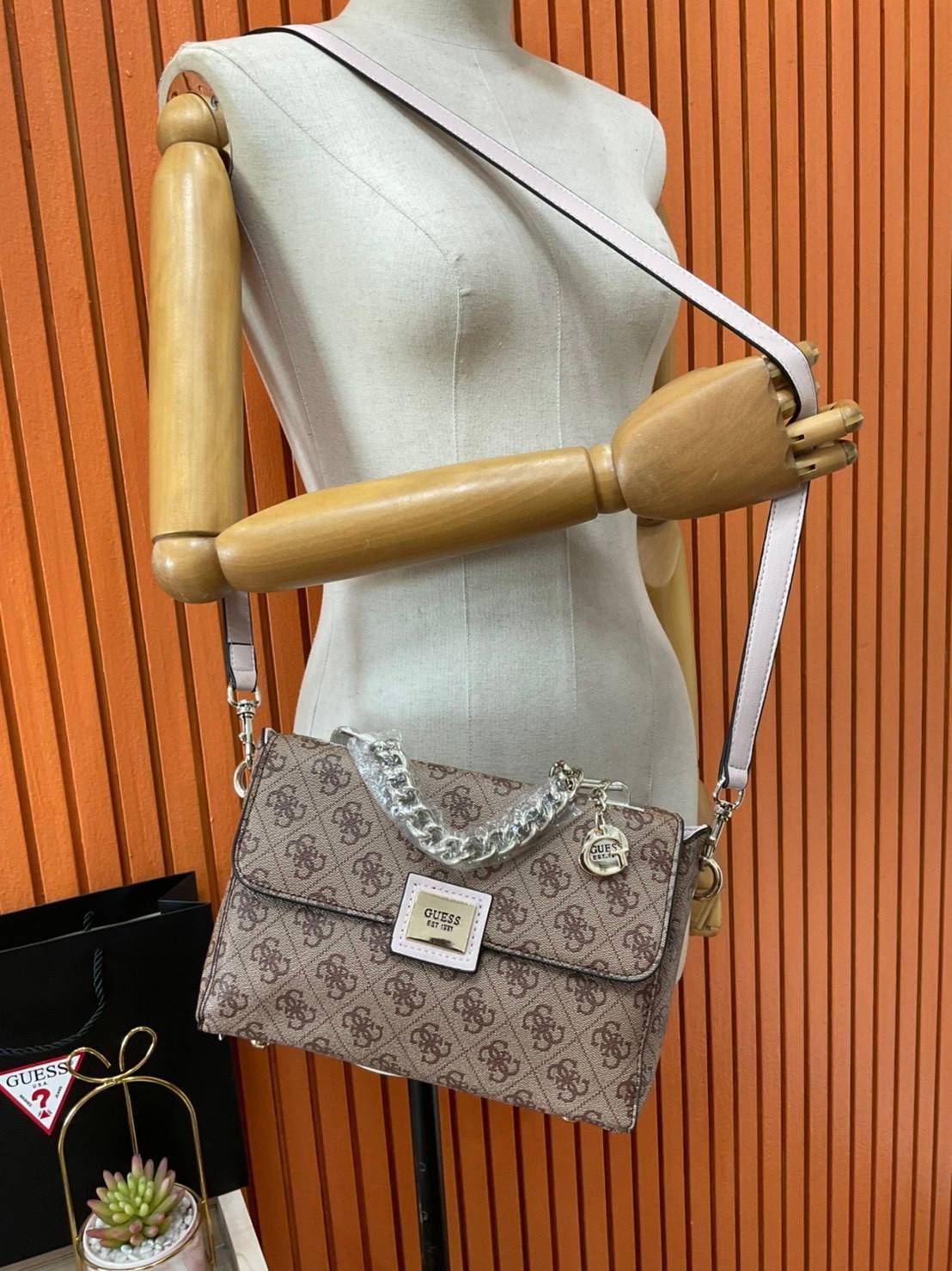 ราคาปังปิ๊นาศ (!!) มากแม่ 💕 GUESS Candace Top Handle Flap Bag กระเป๋าสะพาย Crossbody / คล้องแขน ถือออกงานได้ ทรงน่ารัก จากแบรนด์ GUESS สวยอยู่ทรง ขนาดกำลังดี น้ำหนักเบา ด้านหน้ามีโลโก้แบรนด์อะไหล่ทอง มีอะไหล่โซ่ห้อยด้านหน้าสามารถคล้องแขนและถือได้ 