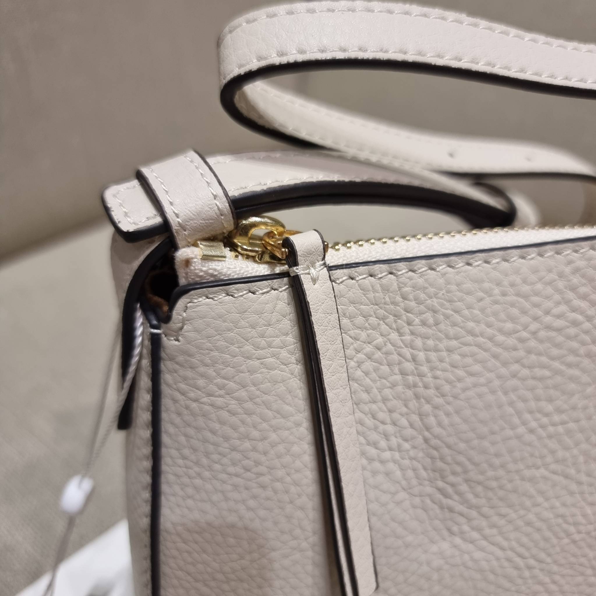 TORY BURCH MCGRAW WEDGE กระเป๋าสะพายไหล่ ทรงสวยไม่ซ้ำ ไม่เกร่อ!! สะดวกใช้งาน ดีไซน์เรียบแต่แฝงความหรู และคลาสสิคในตัว วัสดุหนังลูกวัว สัมผัสดี สวยคม เปิด-ปิดด้วยซิป ภายในเป็นช่องโล่ง มีช่องย่อยเก็บบัตร มาพร้อมสายสะพายในตัว ปรับได้อีกเล็กน้อย ไอเท็มนี้เหมา