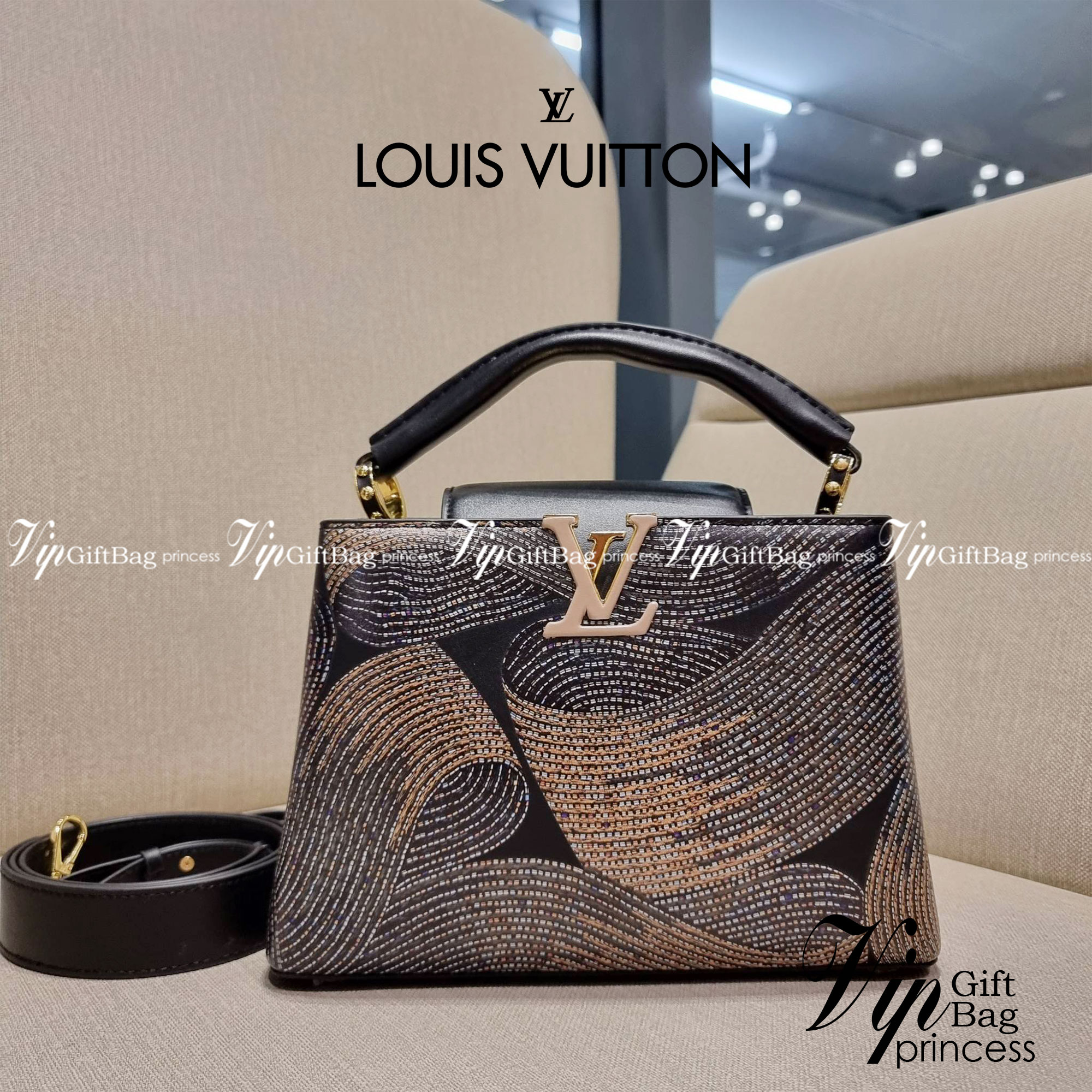 LV capucines top handle วีไอพีพรีเมี่ยมกิ๊ฟจากเคาน์เตอร์ ที่สุดของความสวยในราคาเบาๆ กระเป๋าถือสุดหรู ดีไซน์ทรงคลาสสิค พร้อมลวดลายหรูหรา มาพร้อมหูจับในตัว ด้วยรูปทรงวินเทจและวัสดุหนังแท้ ขับผิว ทำให้ไอเท็มนี้สะกดทุกสายตาจริงๆ และยังมีลูกเล่นที่ฝาปิดกระเป๋า