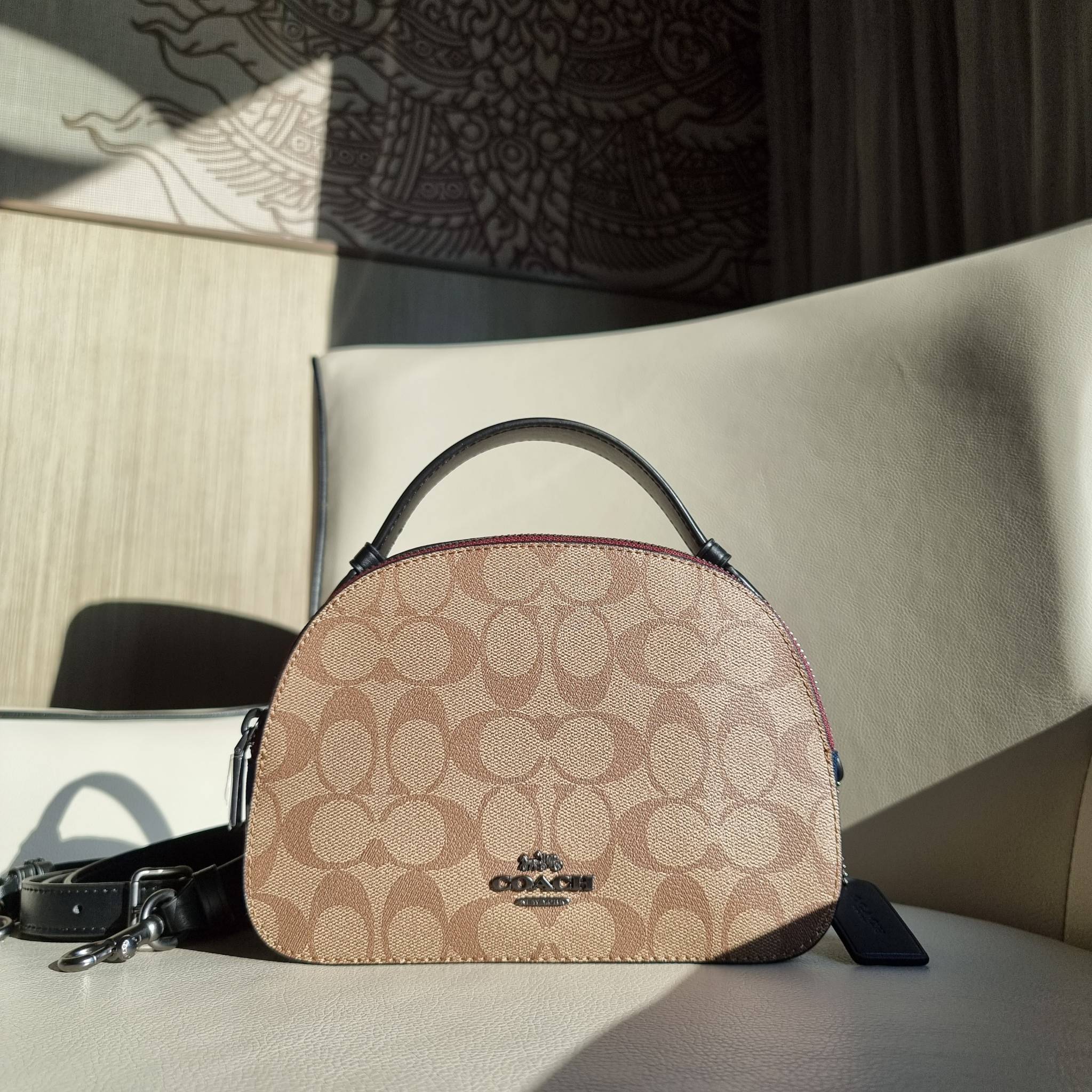 OUTLET 】COACH 1591 SERENA SATCHEL IN SIGNATURE CANVAS กระเป๋าสะพายคอลเลคชั่นยอดฮิต ดีไซน์ลุคผู้ดี ต้องยกให้น้องใบนี้เลย!! จัดสีขายดี สีลุคคุณหนูมาให้ สวยตาแตก!! วัสดุหนังแคนวาส เปิด-ปิดด้วยซิป 2 ช่องหลัก ภายในเป็นช่องโล่ง เก็บของได้แบบสบายๆ ใส่มือถือได้ทุ