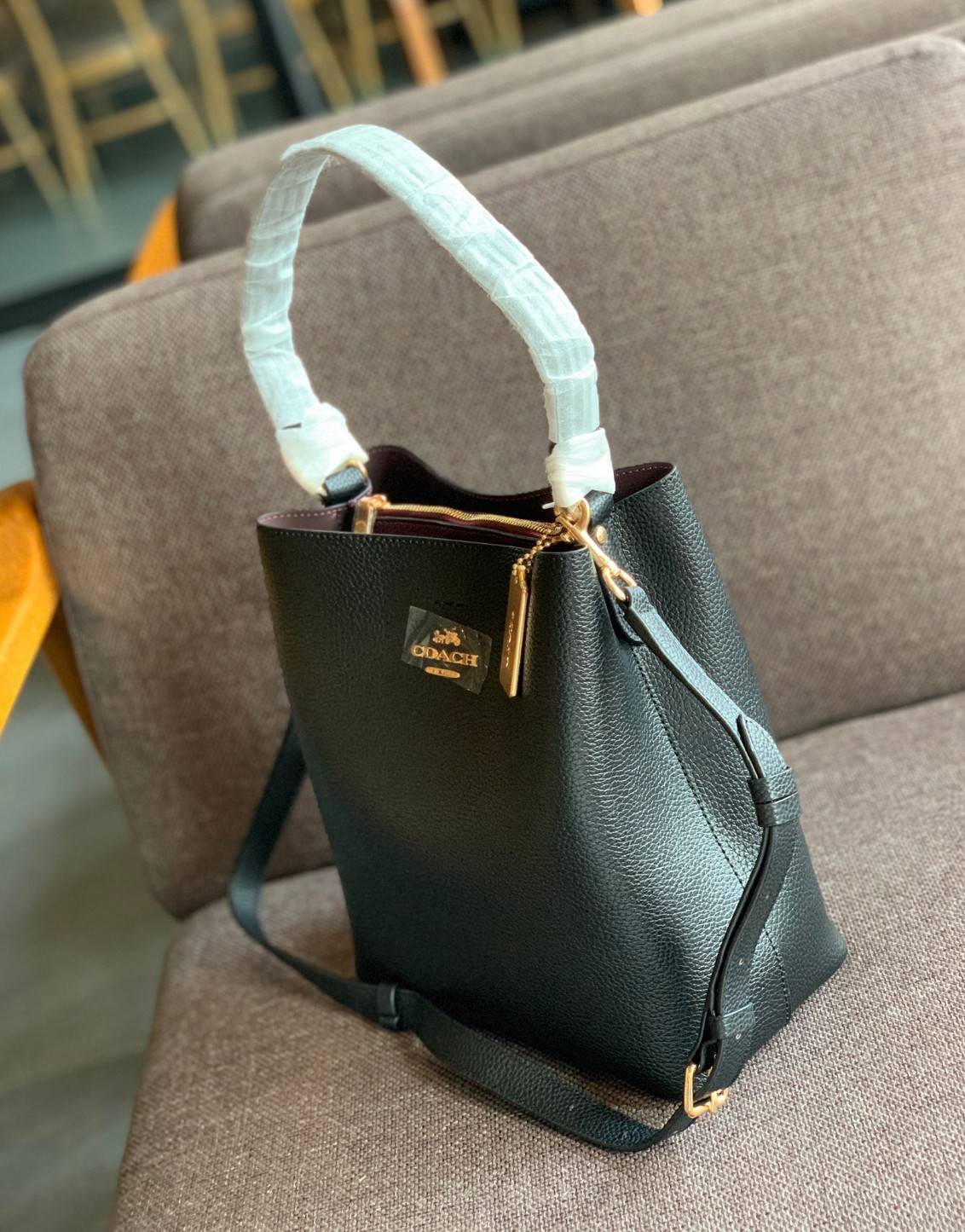 ถังใหญ่พร้อมส่งแล้วค่าา ห้ามพลาด❗️ COACH TOWN BUCKET BAG((91122)) 📣พร้อมส่ง ไซด์ที่สาวๆรอคอยค่ะ! ✔️กระเป๋าทรงถังใบใหญ่ สุดฮิตอีกรุ่นที่สาวๆต้องมีติดตัว ✔️หนังแท้ หนังจริงสวยมาก นิ่มมือดีด้วยนะคะ