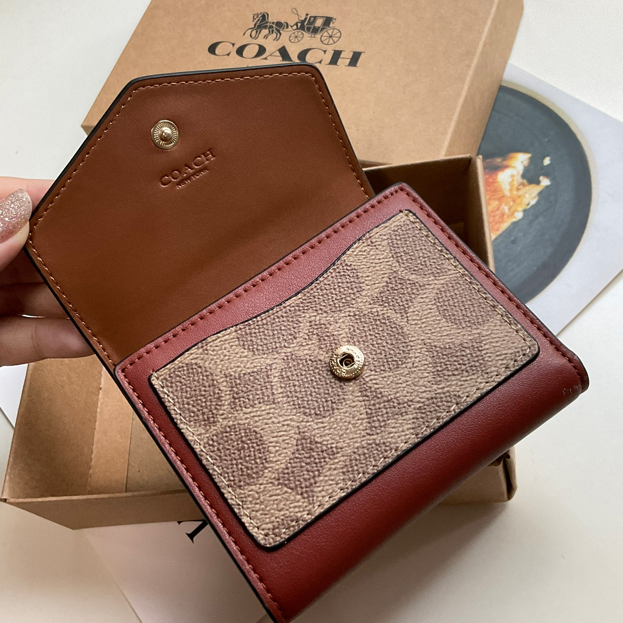 COACH SMALL WALLET IN SIGNATURE CANVAS กระเป๋าสตางค์ใบสั้น แบบพับสองตอน หน้าจดหมาย เปิดปิดด้วยกระดุมปั้มแบรนด์ ด้านในมีช่องใส่บัตรหลายช่อง และช่องใส่ธนบัตร ด้านหลังมีช่องซิปเหรียญอีกหนึ่งช่อง น้ำหนักเบา พกพาสะดวก มีให้เลือกหลายสี ห้ามพลาดค่ะ!