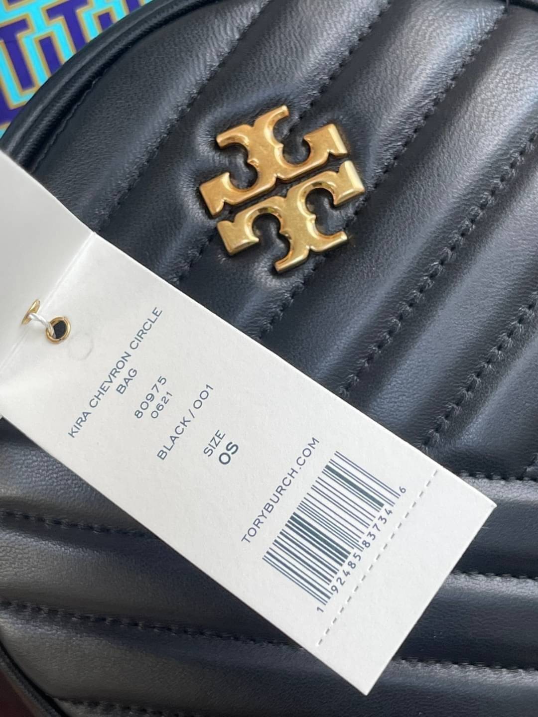 Tory burch Kira Cheron Circle Crossbody กระเป๋าสะพายคาดลำตัวรุ่นนี้โดดเด่นด้วยรูปทรงกลมสุดชิค ขนาดกะทัดรัด พร้อมด้วยหนังกระเป๋าที่ทำจากหนังแท้คุณภาพดี เพราะ Kira Chevron เป็นรุ่นที่ตอบโจทย์และครองใจสาว ๆ ได้อย่างแท้จริง เนื่องจากมีดีไซน์เรียบหรู โดยทางแบร