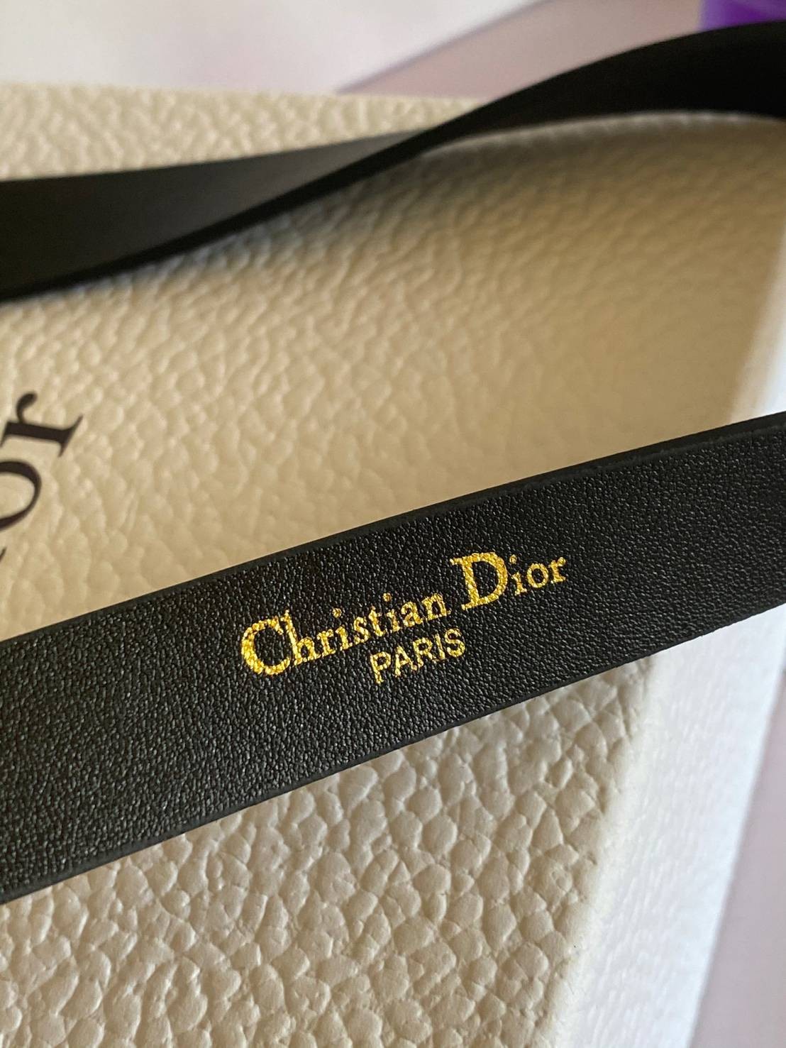 VIP 】CD ♥️ Dior belt เข็มขัดสุดหรูงานหนังแท้ ดีไซน์สุดคลาสสิคสไตล์ Vintage วัสดุ 3D Gold metal สายหนังสีดำ เข้าได้กับทุกลุ๊คสไตล์การเเต่งตัว สวยหรูดูดีมีระดับมากค่ะ ไอเท็มนี้แนะนำเลยค่ะ!