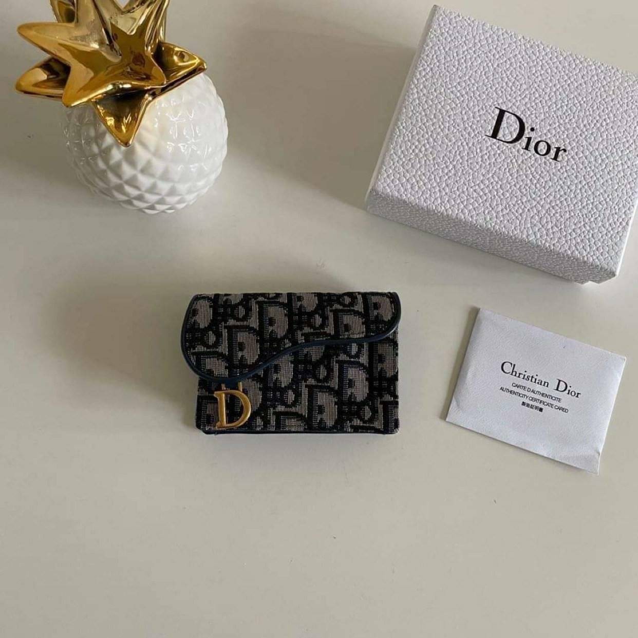 VIP 】DIOR MONOGRAM SADDLE FLAP CARD HOLDER กระเป๋าใส่บัตร ใส่เหรียญ วัสดุหนังแท้ และผ้า Jacquard อย่างดี ทอสวยงามที่สุด ผสมผสานความสง่างามและคลาสสิกที่เข้ากับยุคสมัย ด้านหน้าโดดเด่นด้วยซิกเนเจอร์ของ Christian Dior อะไหล่สีทองอ่อน เงางาม เป็นอีกหนึ่งรุ่นที