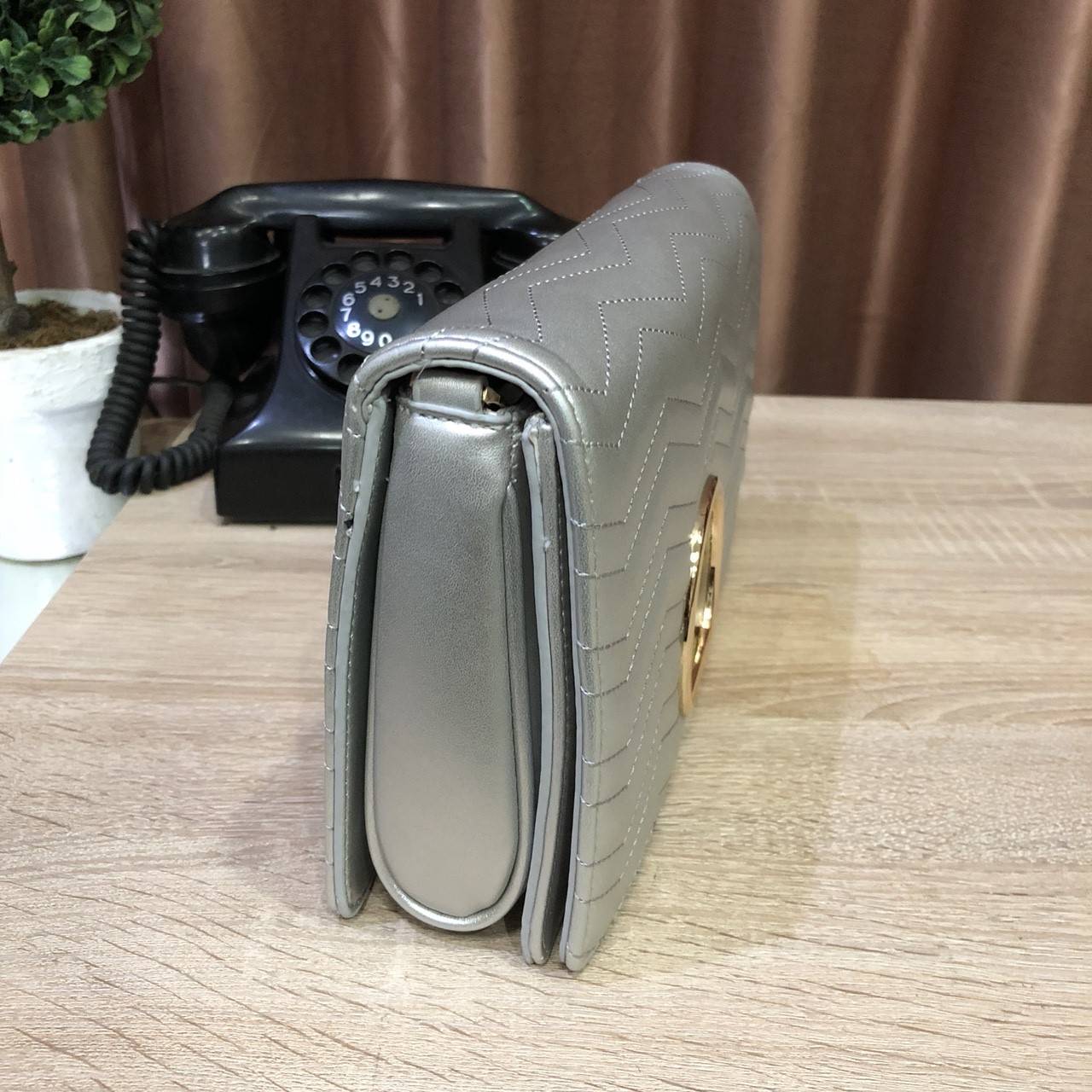 New 2018! PEDRO METAL DETAIL SHOULDER BAG กระเป๋าสะพายทรง คลัช ขนาดกำลังดี ดูหรูหรา หนังpuลายตะเข็บดีเทล สวยยค่ะ เปิด-ปิดด้วยแม่เหล็ก ภายในมี 2 ช่อง และช่องซิปเล็ก จุของได้เยอะ อยู่ทรงแข็ง สายสะพายมีที่รองบ่า จะสะพายหรือสายสามารถเก็บแล้วถือเป็นคลัชออกงาน 