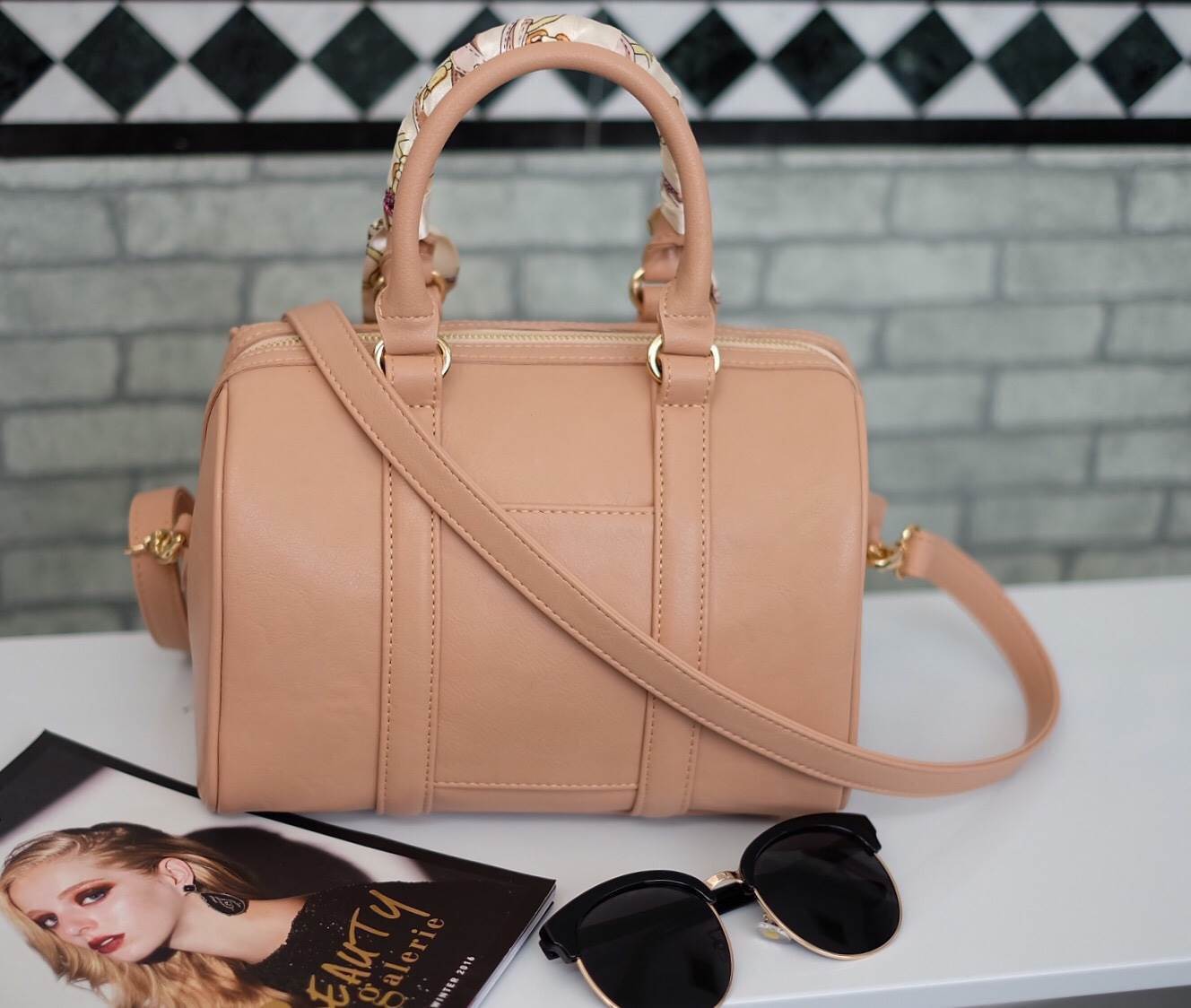 รุ่นใหม่ล่าสุด สินค้าขายดี ขนาด มินิ หนังแกะสังเคราะห์ สวยมากคะ สีเข้าใหม่ >> รุ่น KEEP sheep leather Pillow bag สวย น่ารัก ขนาดตอบทุกโจทย์การใช้งาน เห็นแล้ว #หลงรักเลยคะ ตัวกระเป๋าขนาดกำลังดี จุของคุ้ม หนังแกะ สวยมาก ดูแลรักษาง่าย ประดับด้วยผ้าพันห